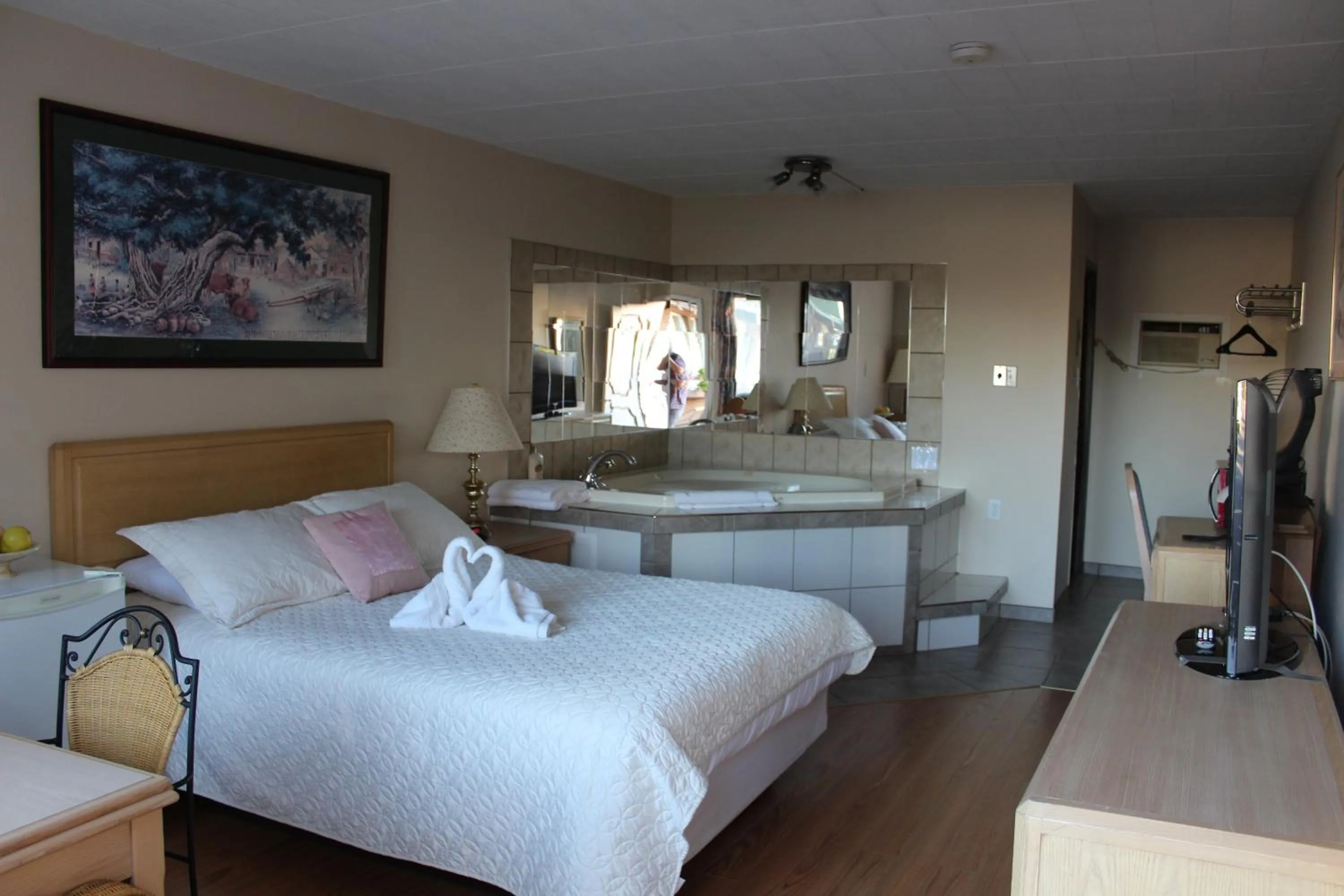 Photo of the whole room, Bed in Ritz Inn Niagara