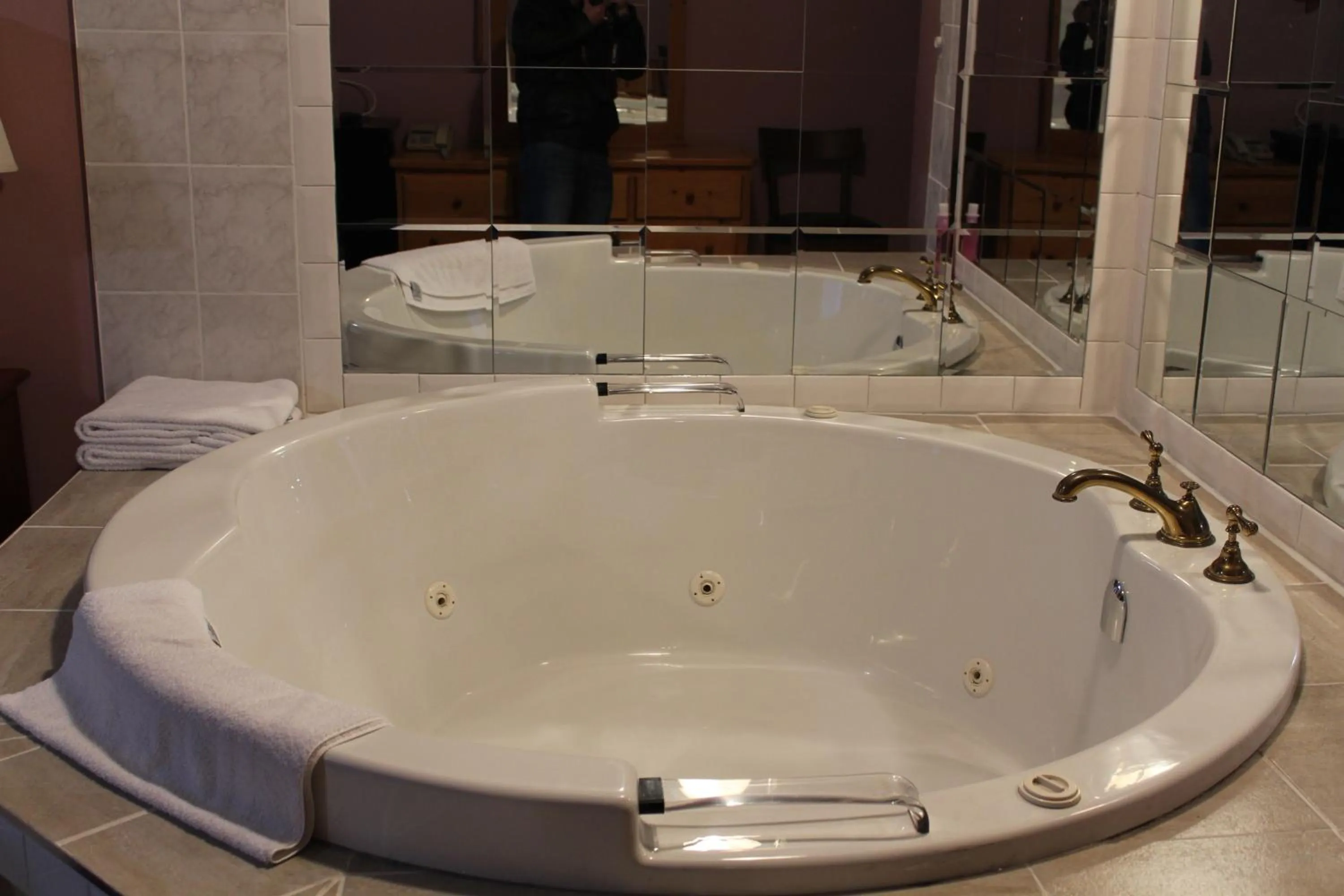 Hot Spring Bath in Ritz Inn Niagara