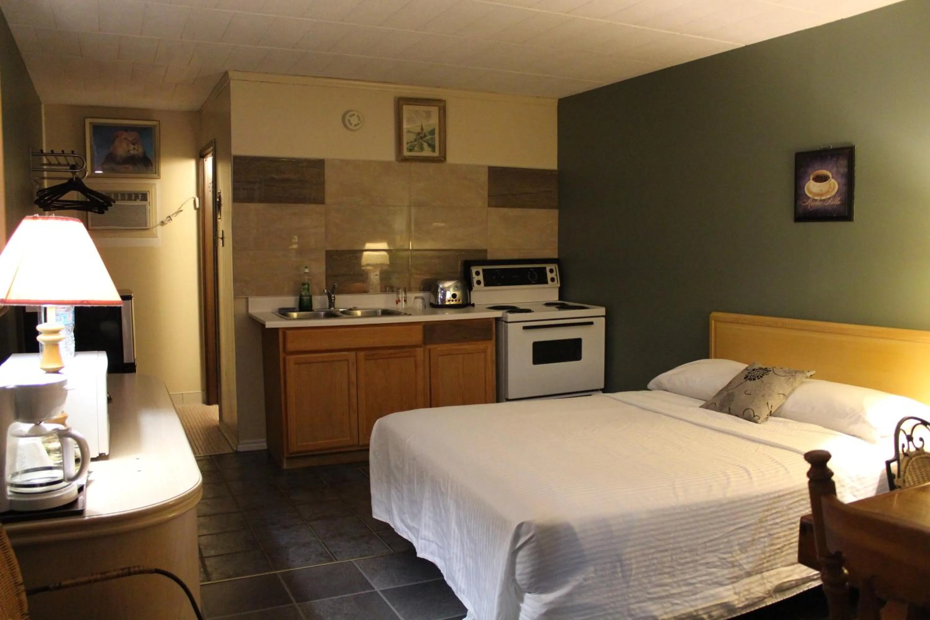 Coffee/tea facilities, Bed in Ritz Inn Niagara