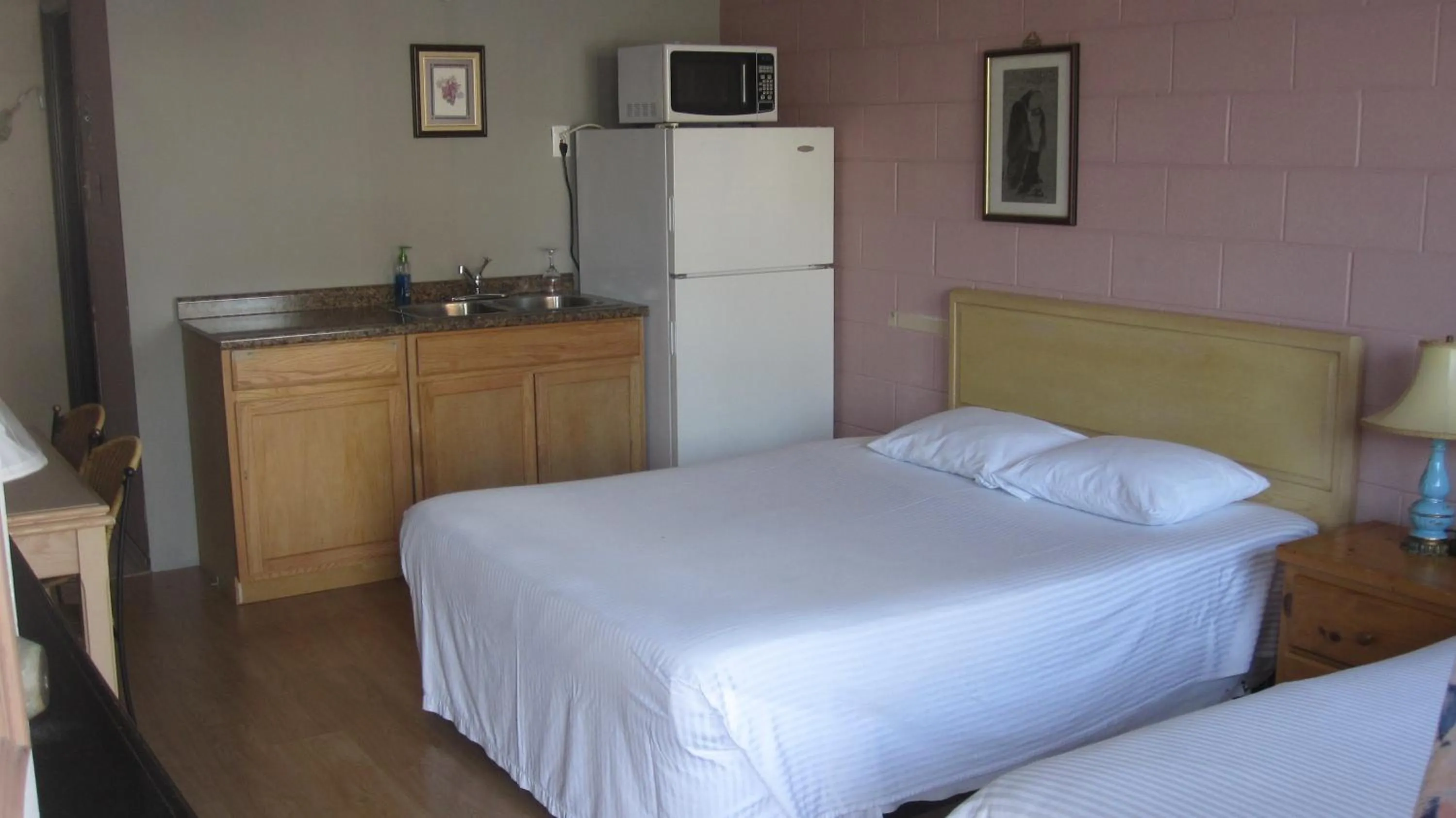 TV and multimedia, Bed in Ritz Inn Niagara