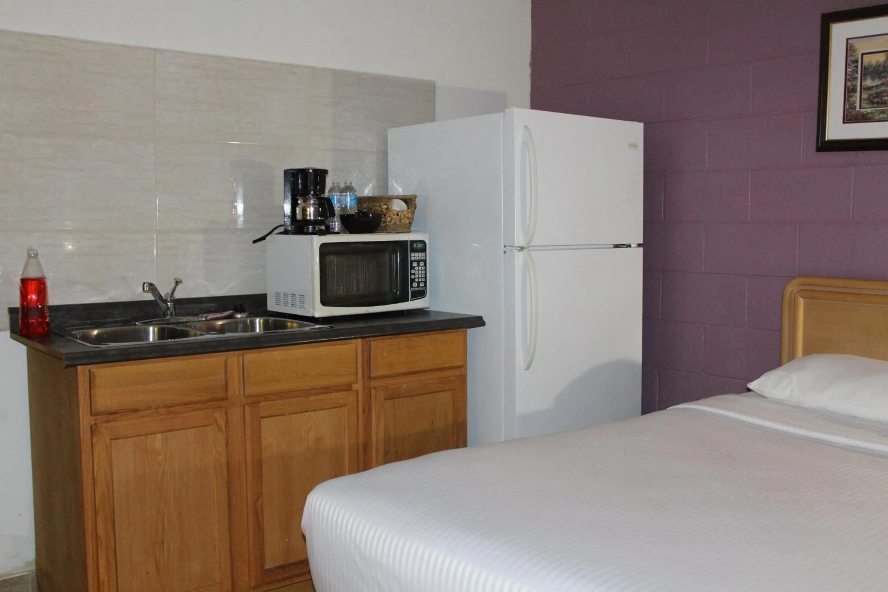 Day, Bed in Ritz Inn Niagara