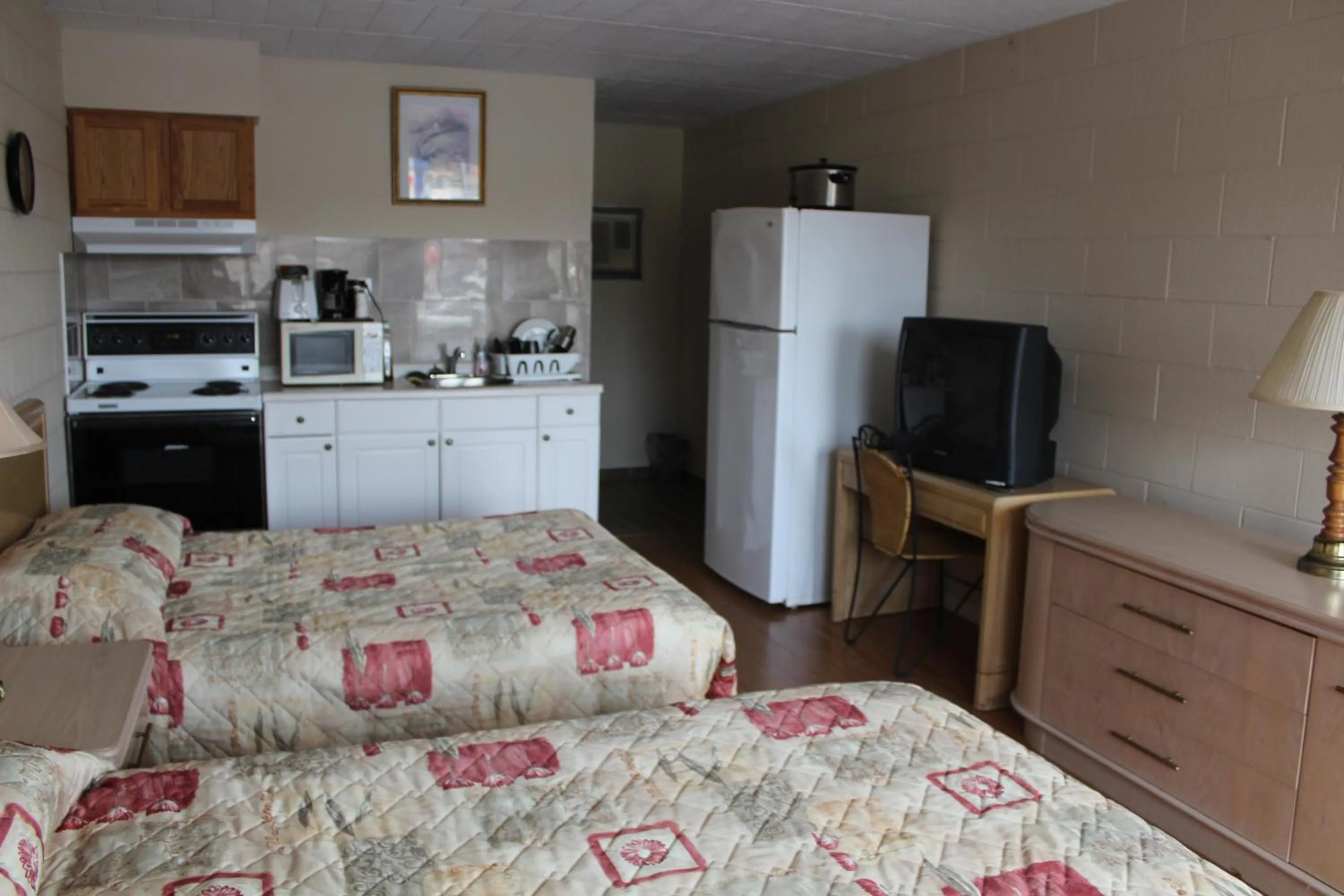 Bed in Ritz Inn Niagara