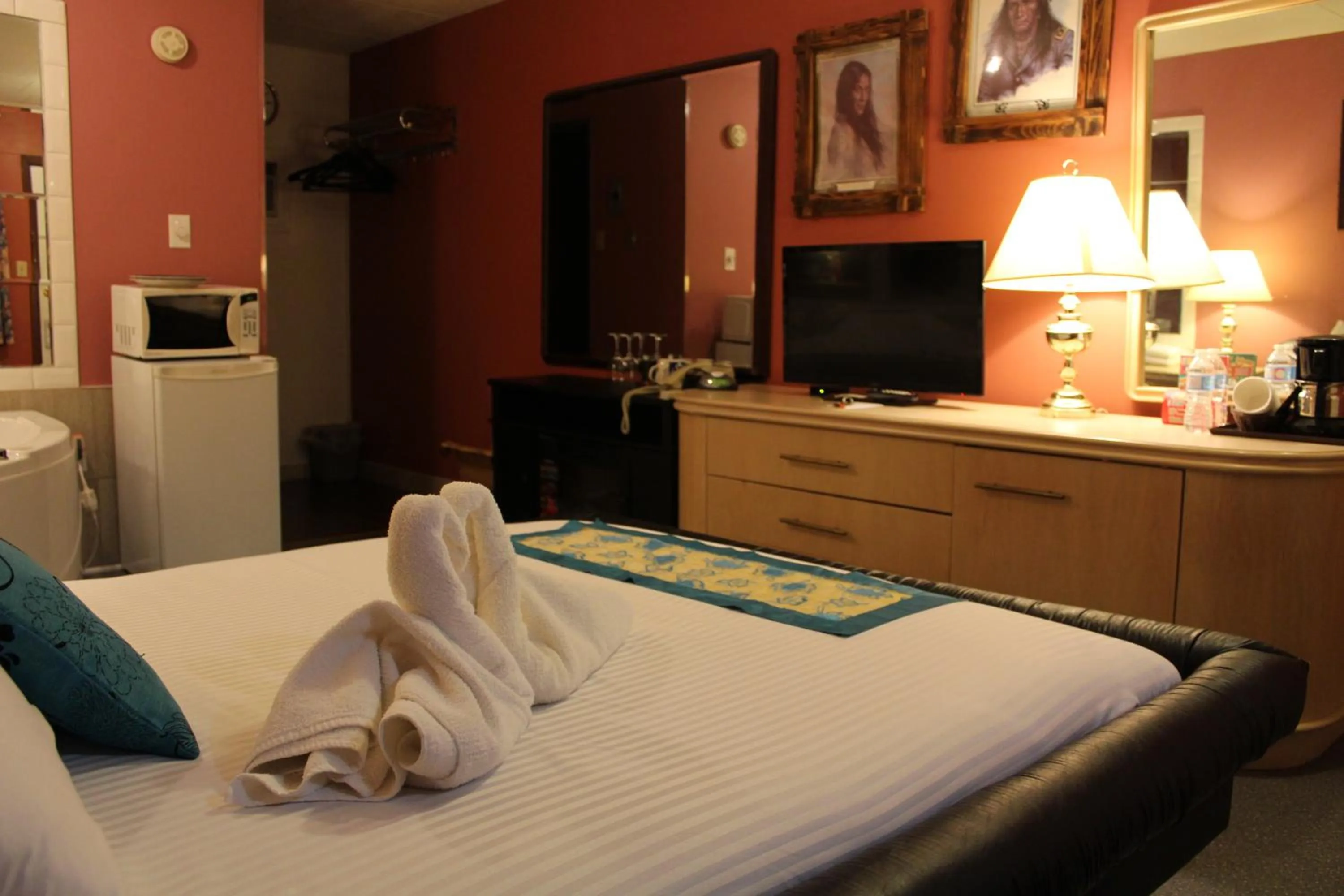 Bed in Ritz Inn Niagara