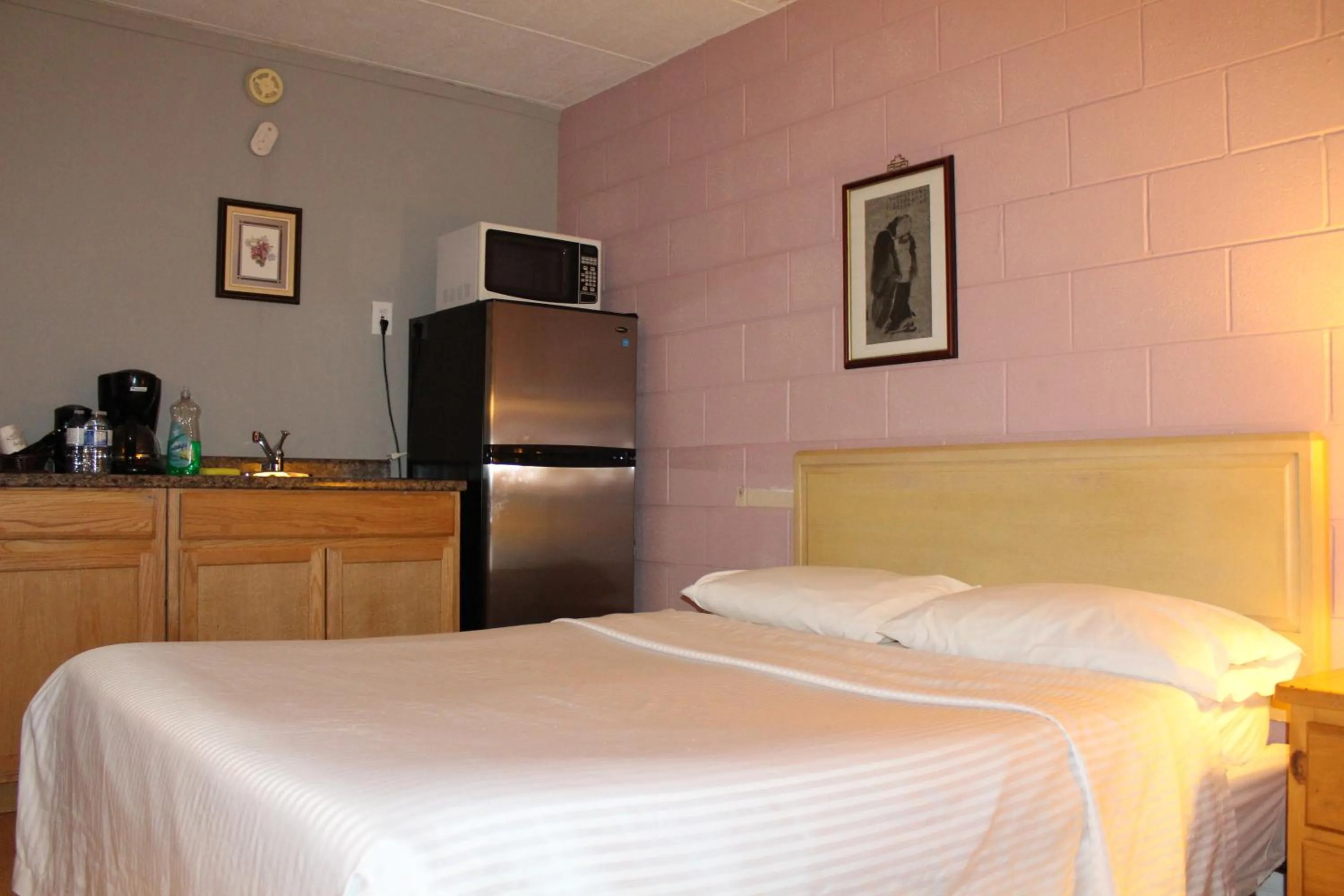 Bed in Ritz Inn Niagara