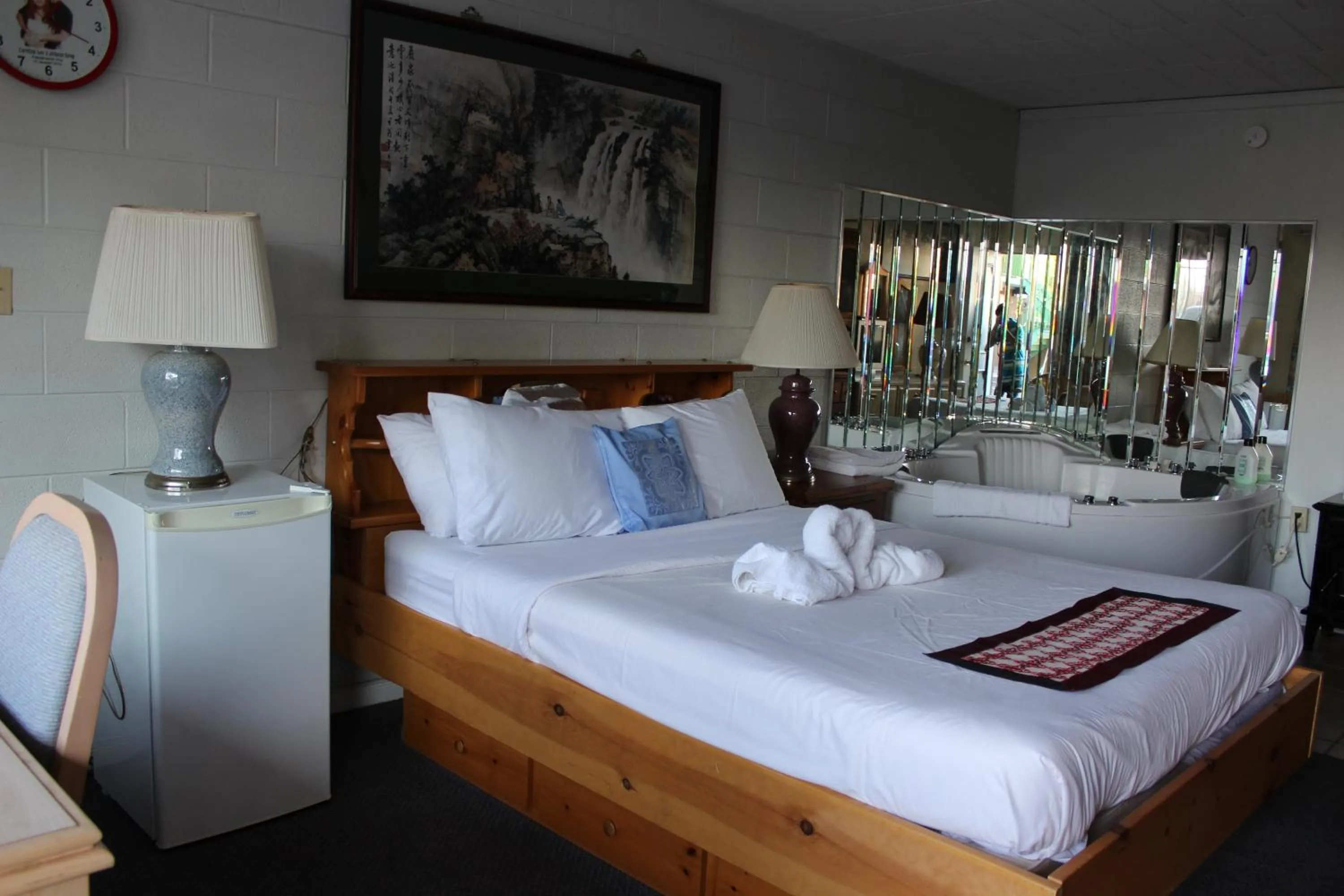 Photo of the whole room, Bed in Ritz Inn Niagara