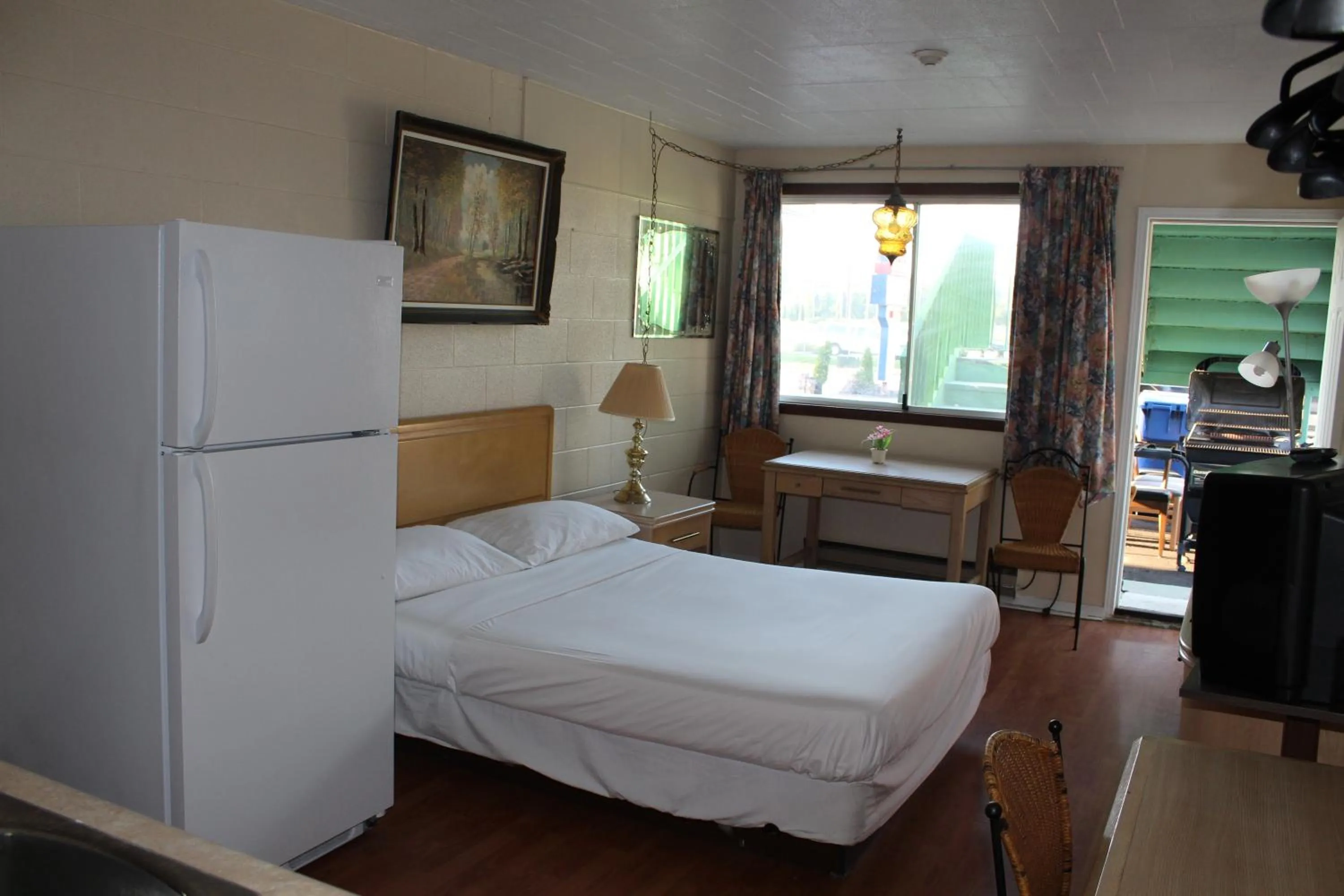 Photo of the whole room, Bed in Ritz Inn Niagara