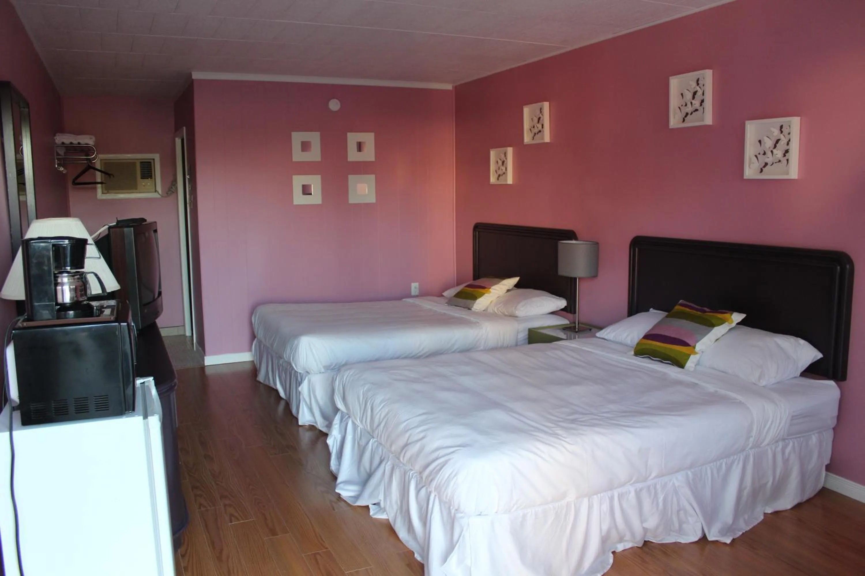 Photo of the whole room, Bed in Ritz Inn Niagara