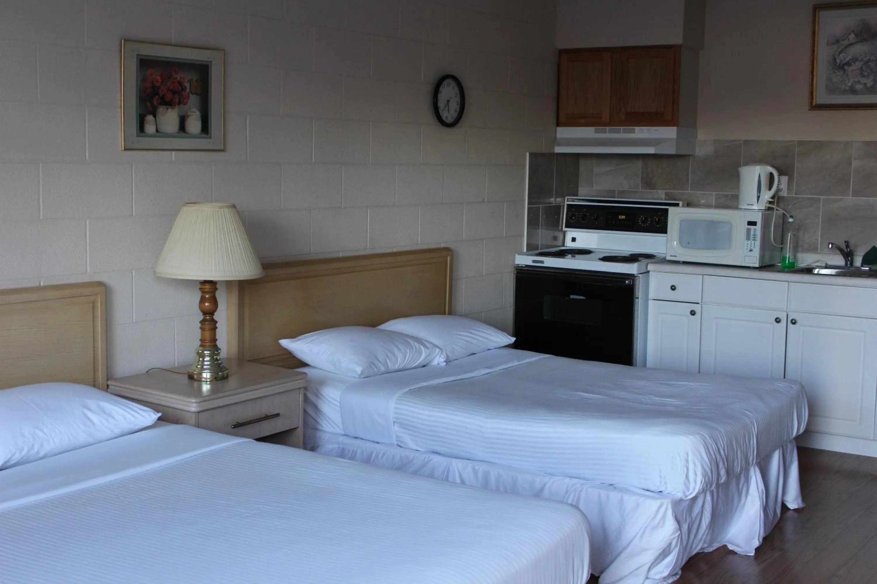 Photo of the whole room, Bed in Ritz Inn Niagara