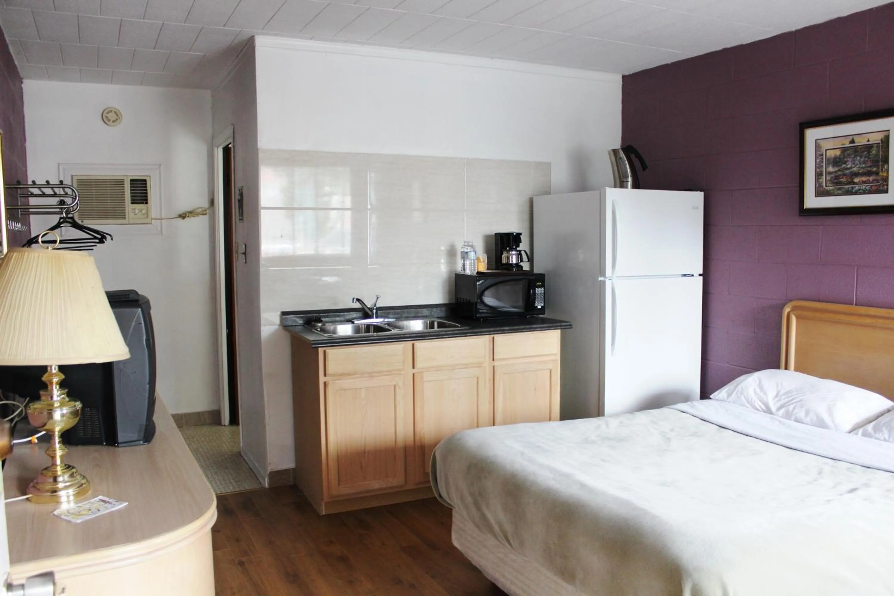 Kitchen or kitchenette, Bed in Ritz Inn Niagara