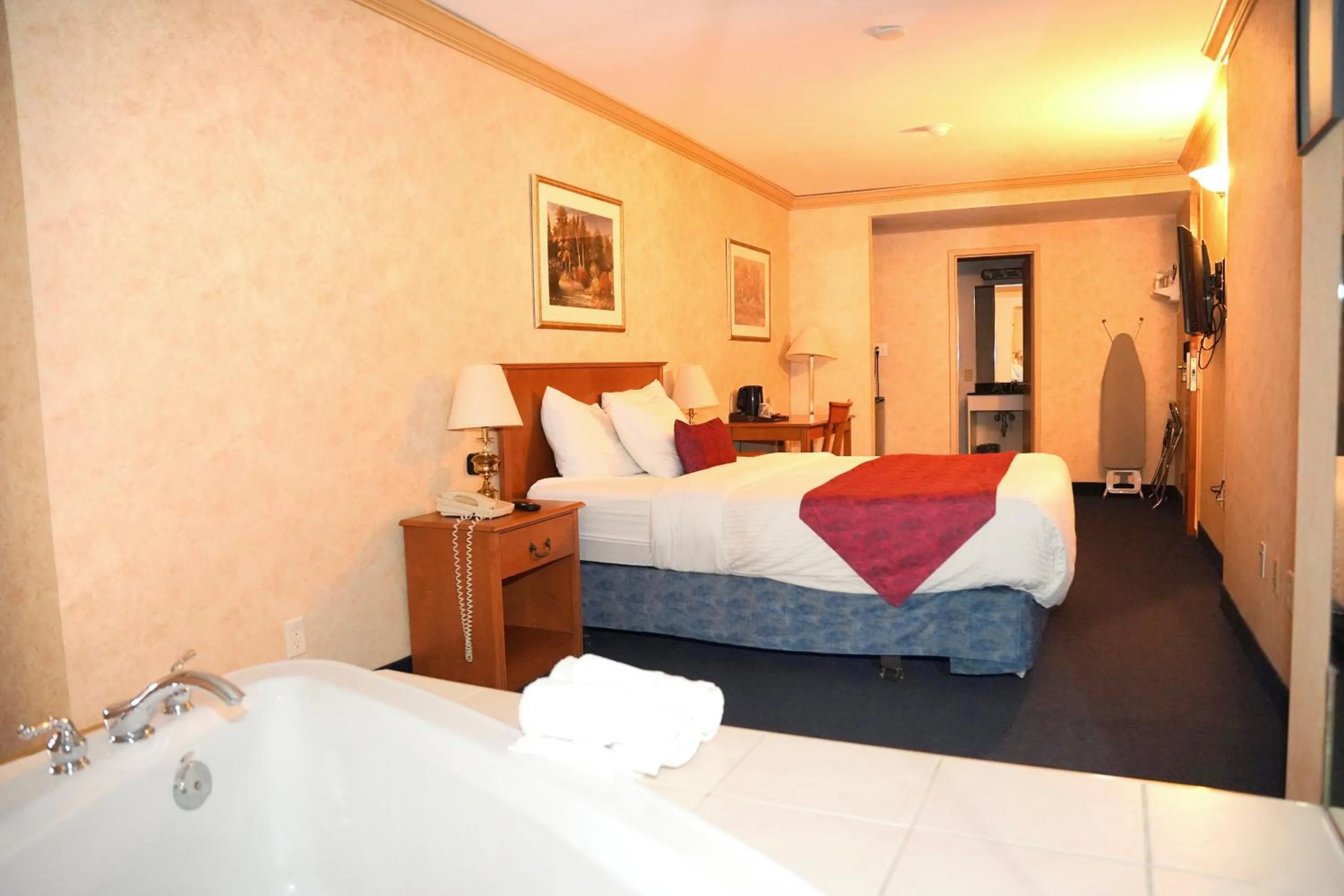 Bedroom, Bed in The Glengate Hotel & Suites