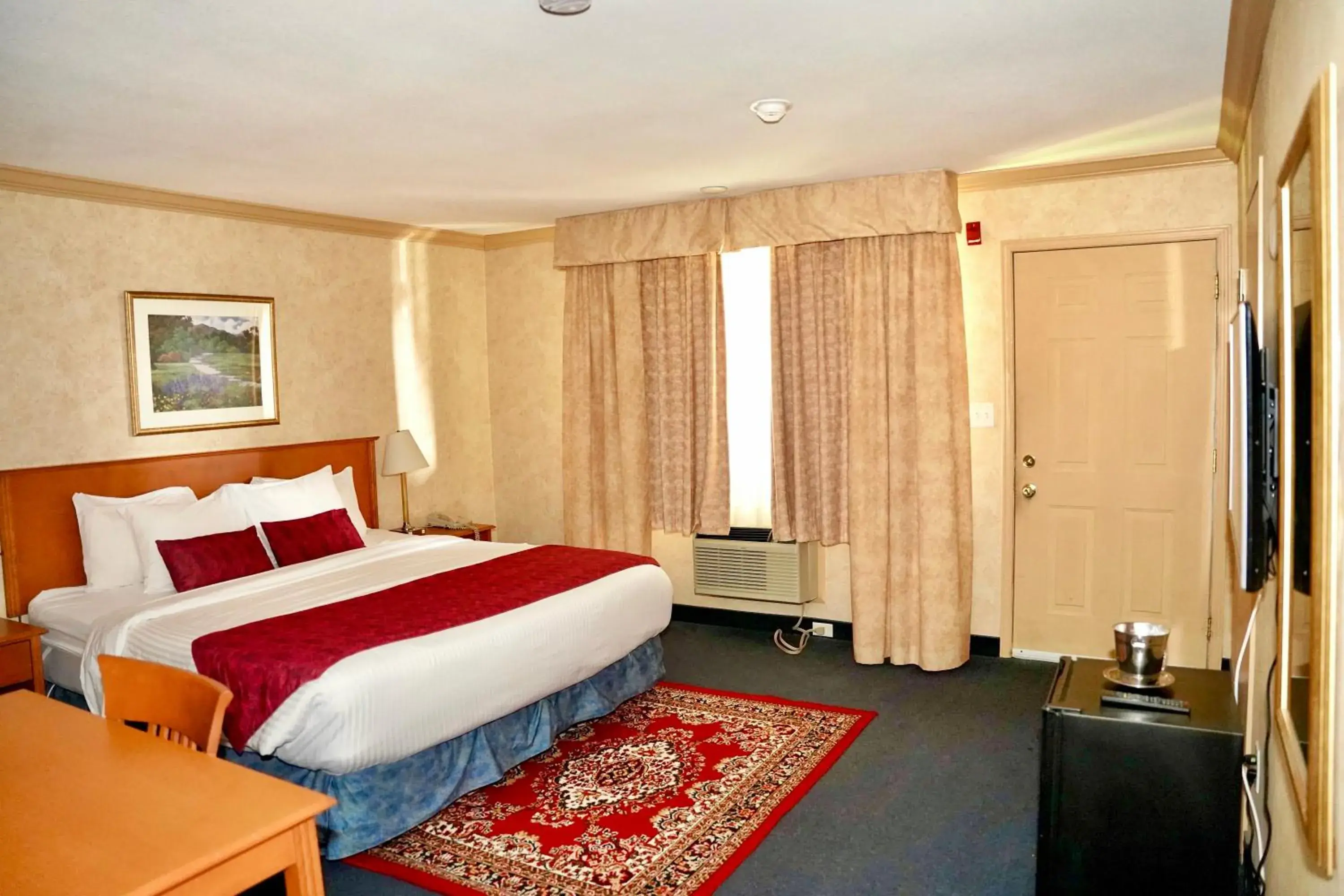 King Room with Balcony in The Glengate Hotel & Suites King Room with Balcony in The Glengate Hotel & Suites