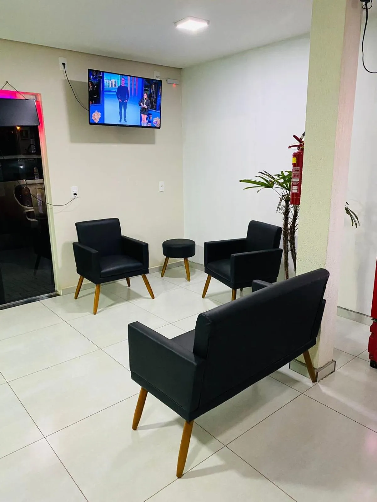 Communal lounge/ TV room in Hotel Bueno's - Francisco Beltrão