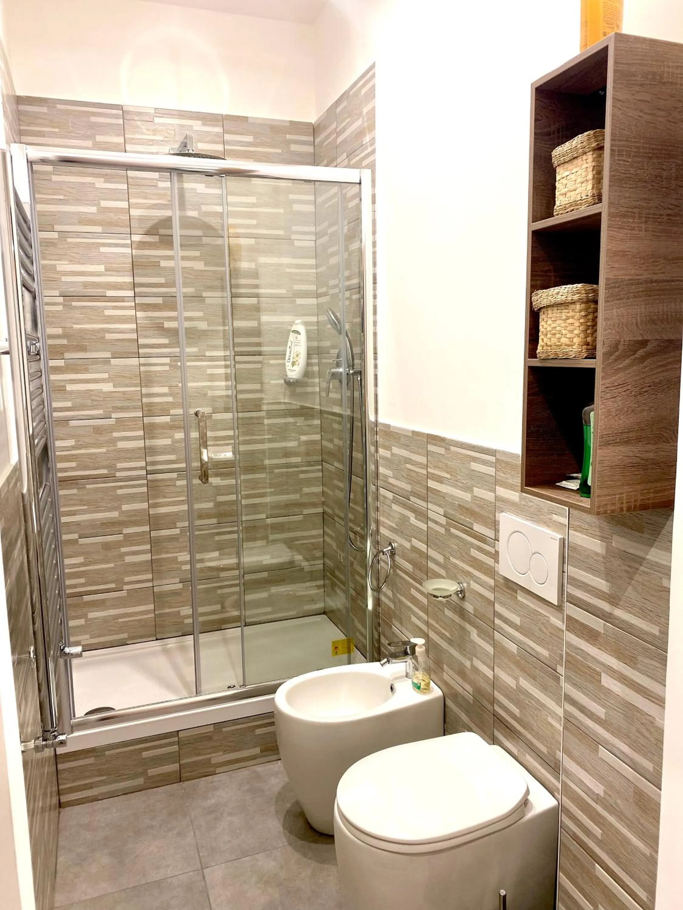 Shower in B&B I miti dell Etna Catania Centro vicino il Duomo