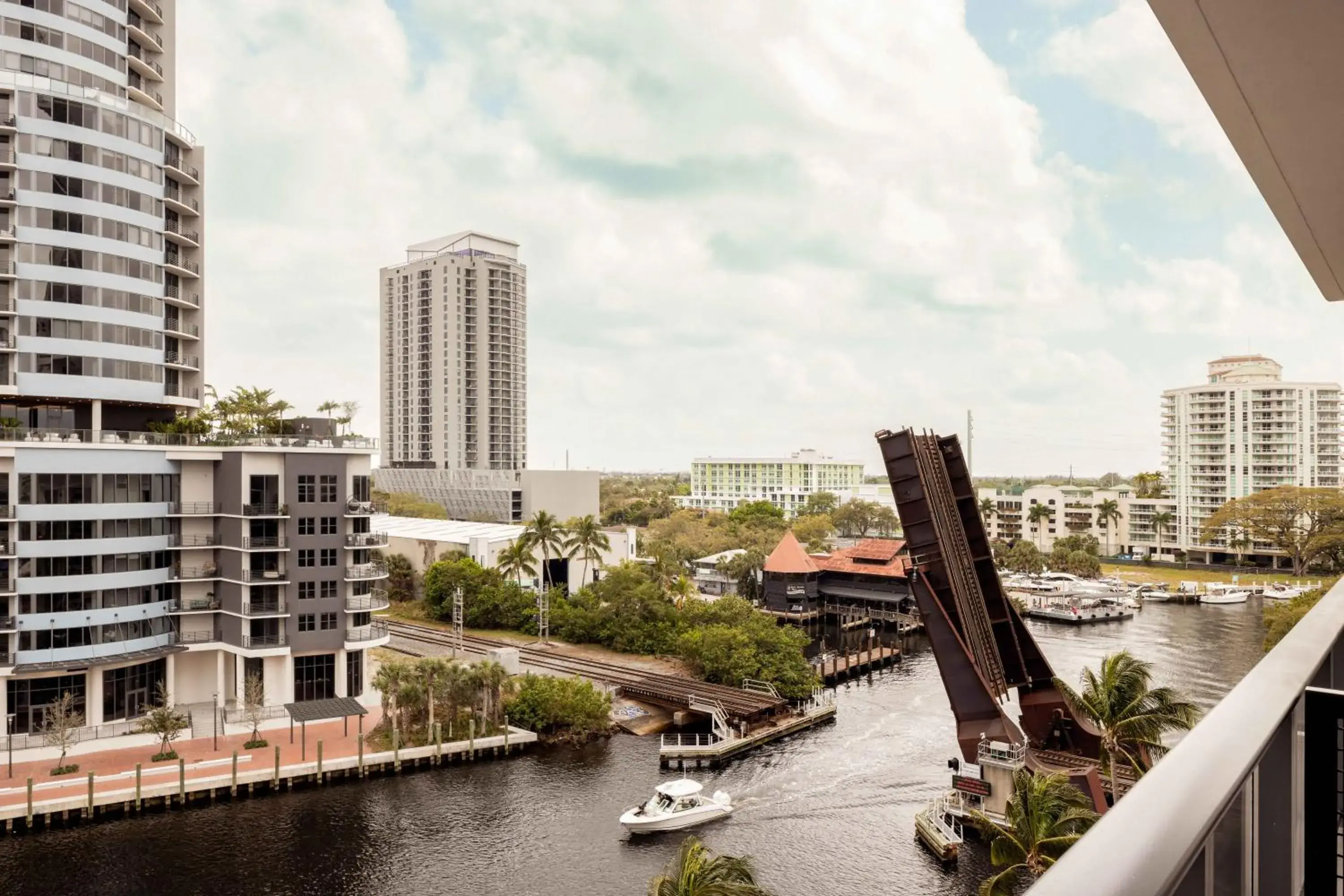 River view in Flow Fort Lauderdale Hotel River view in Flow Fort Lauderdale Hotel