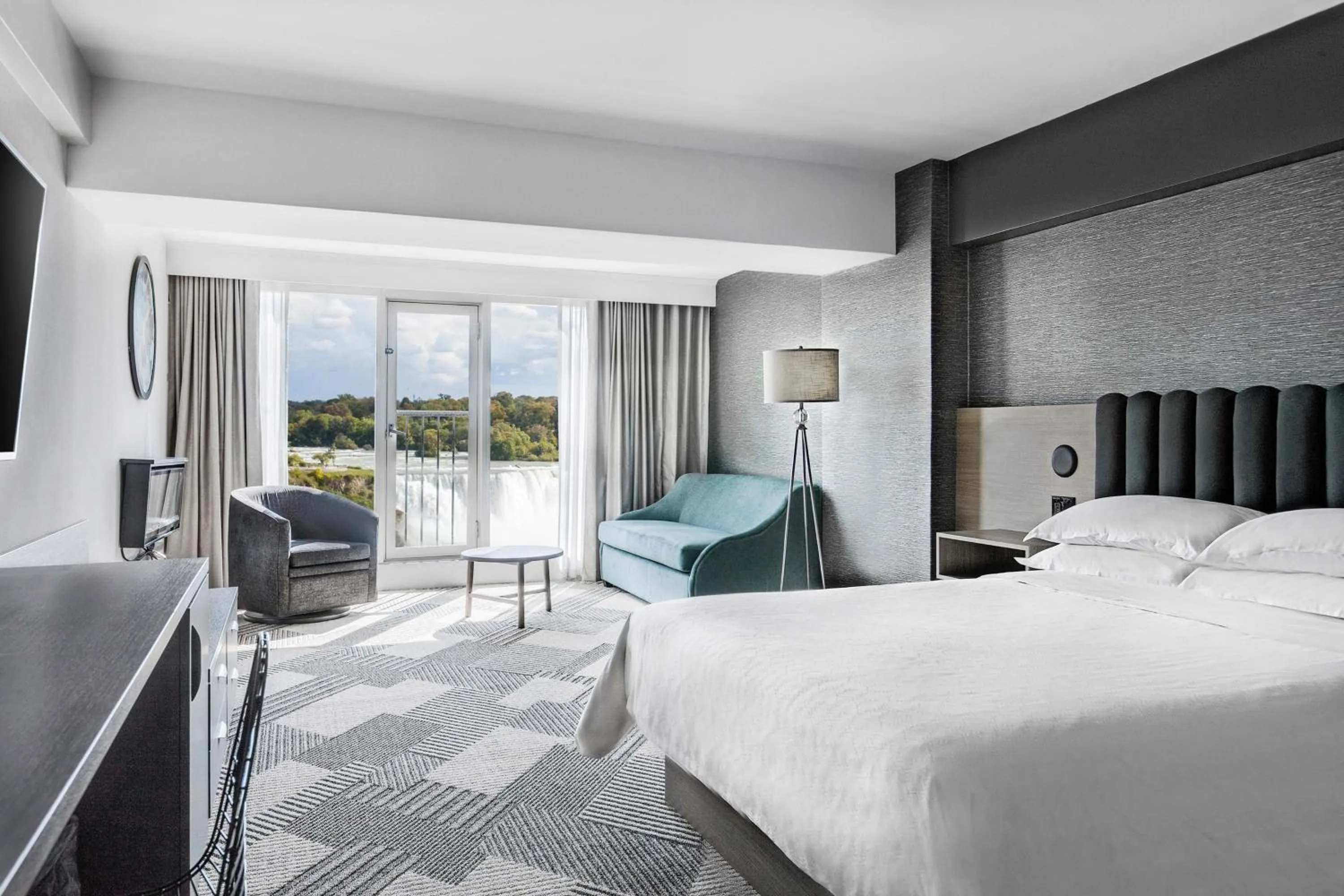 Photo of the whole room, Bed in Sheraton Fallsview Hotel