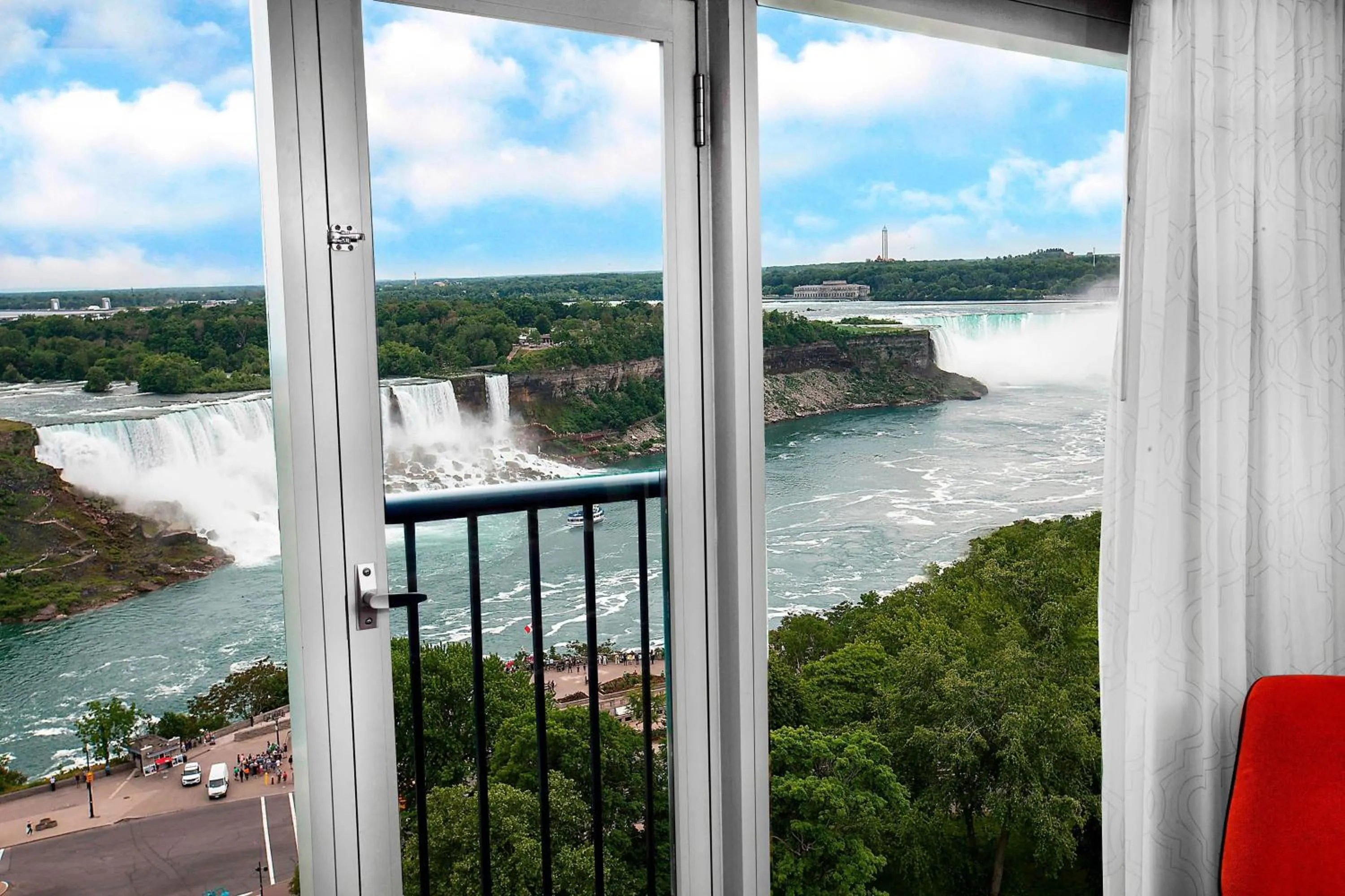 Photo of the whole room in Sheraton Fallsview Hotel