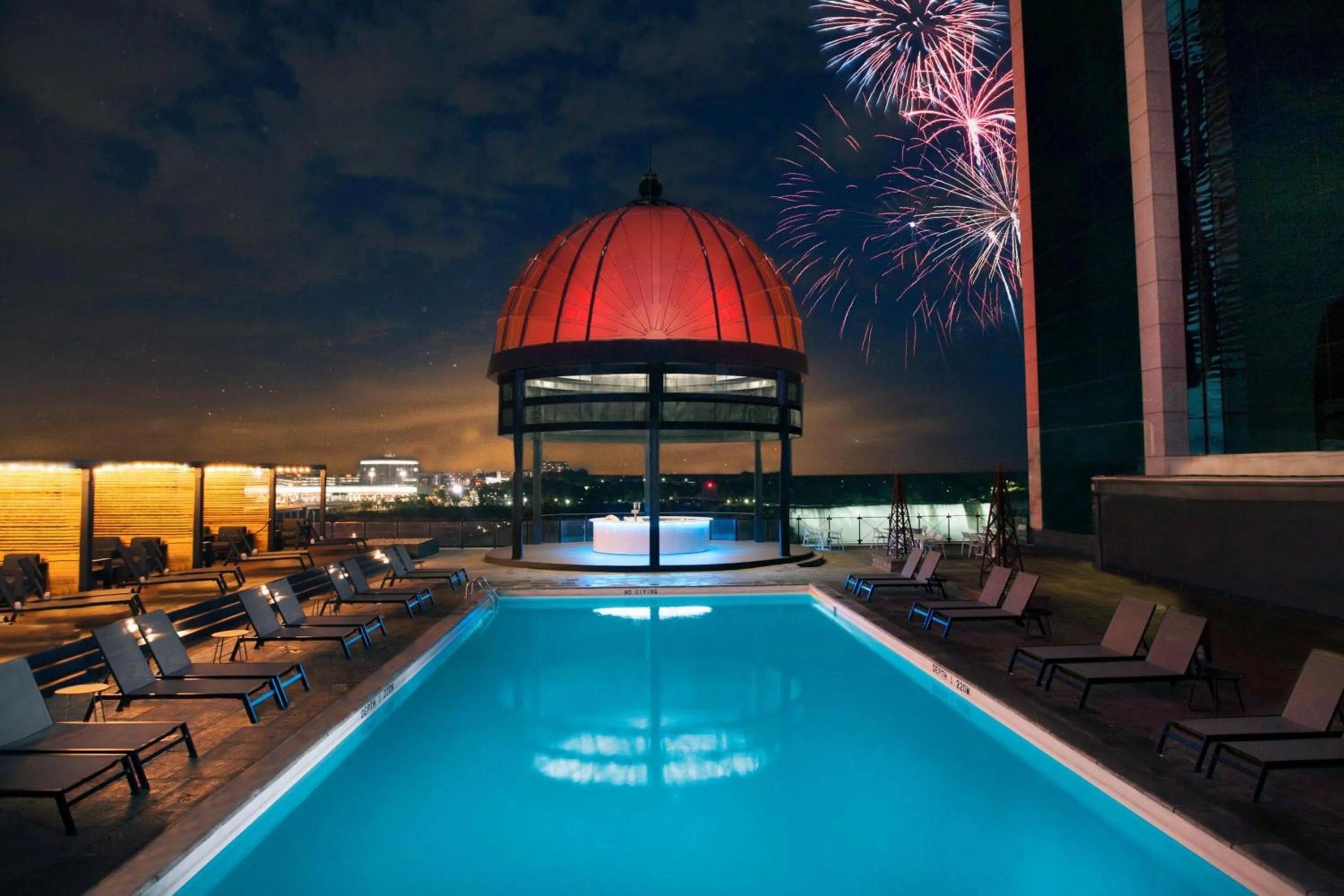 Swimming pool in Sheraton Fallsview Hotel