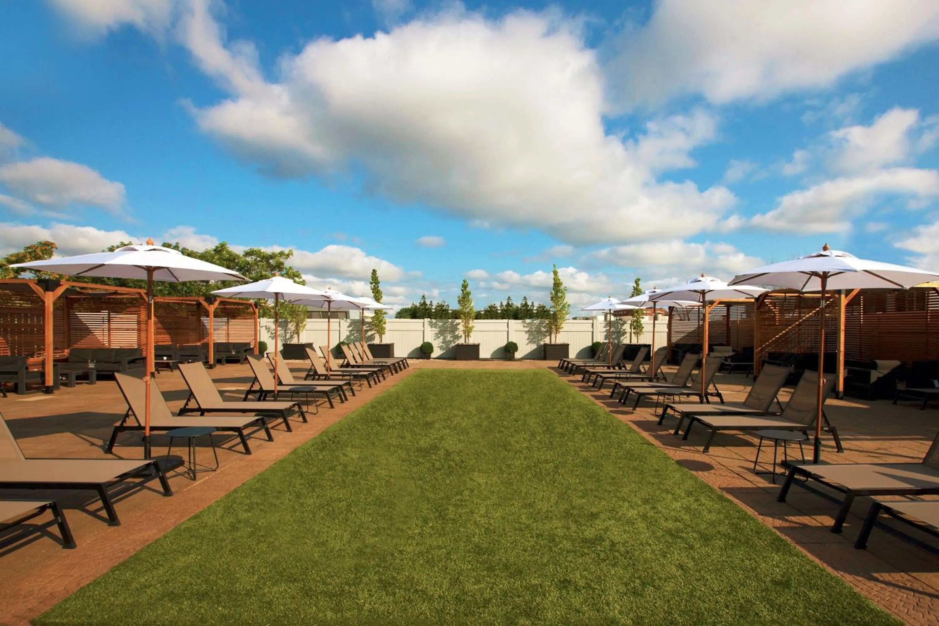 Swimming pool in Sheraton Fallsview Hotel