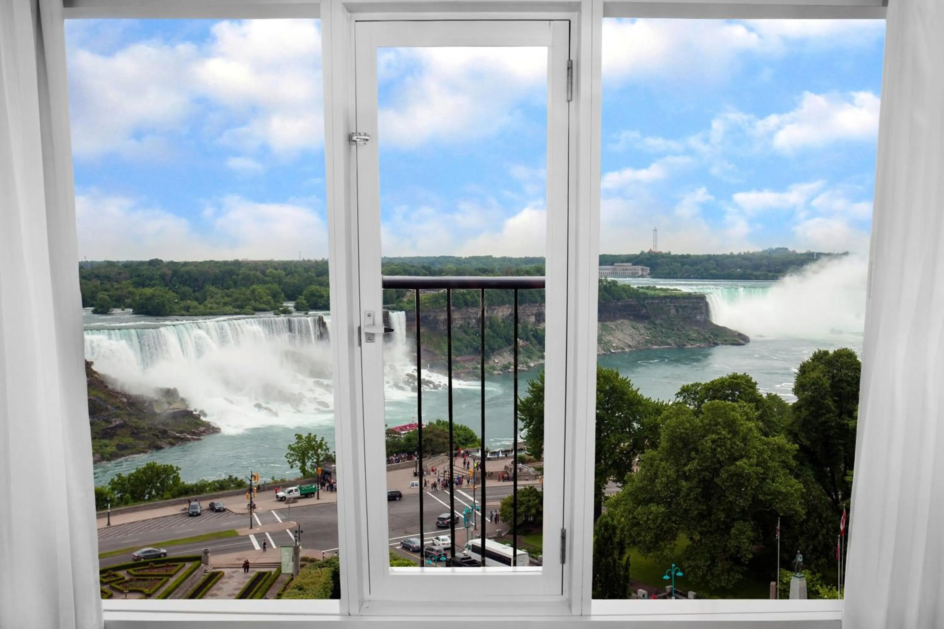 Photo of the whole room in Sheraton Fallsview Hotel