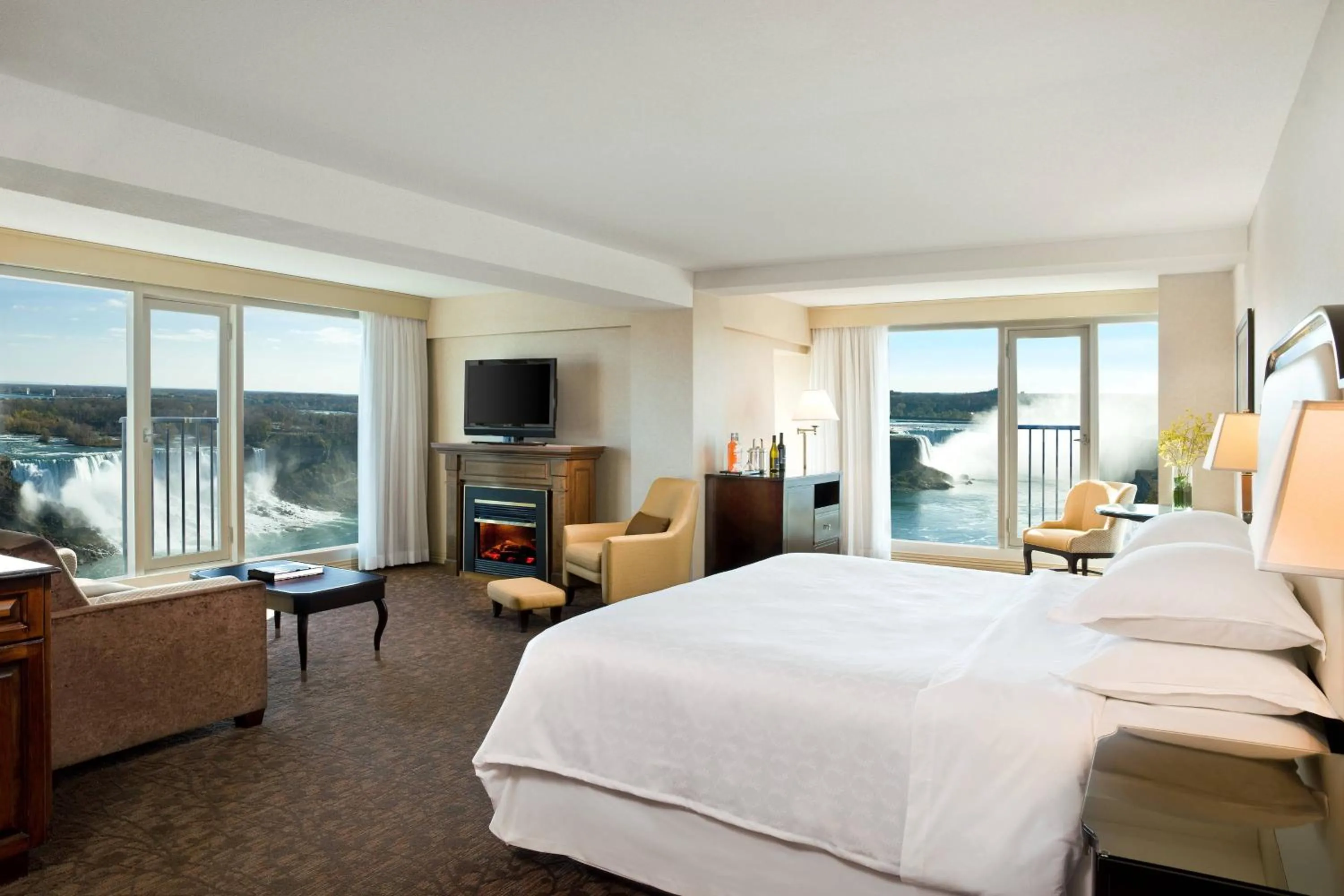 Photo of the whole room, Bed in Sheraton Fallsview Hotel