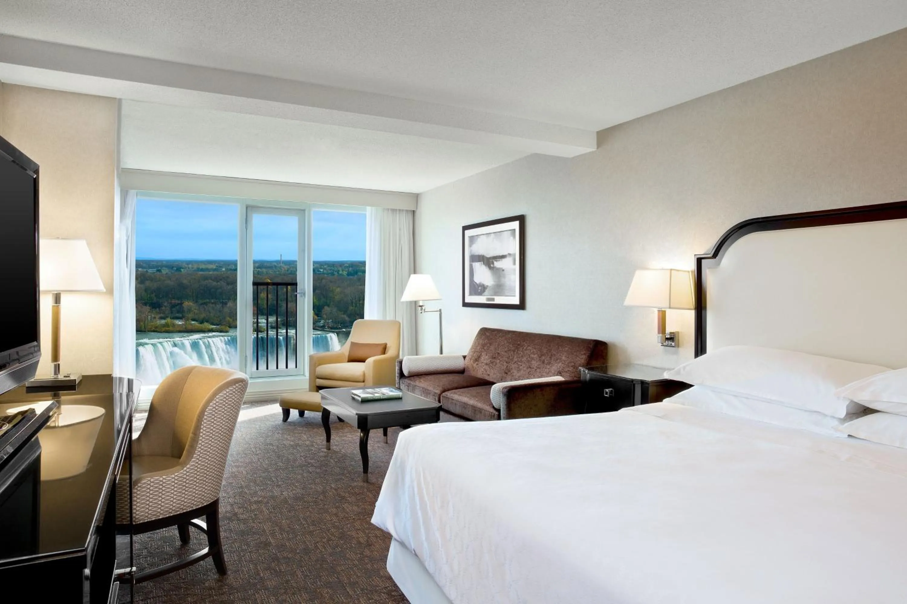 Photo of the whole room, Bed in Sheraton Fallsview Hotel