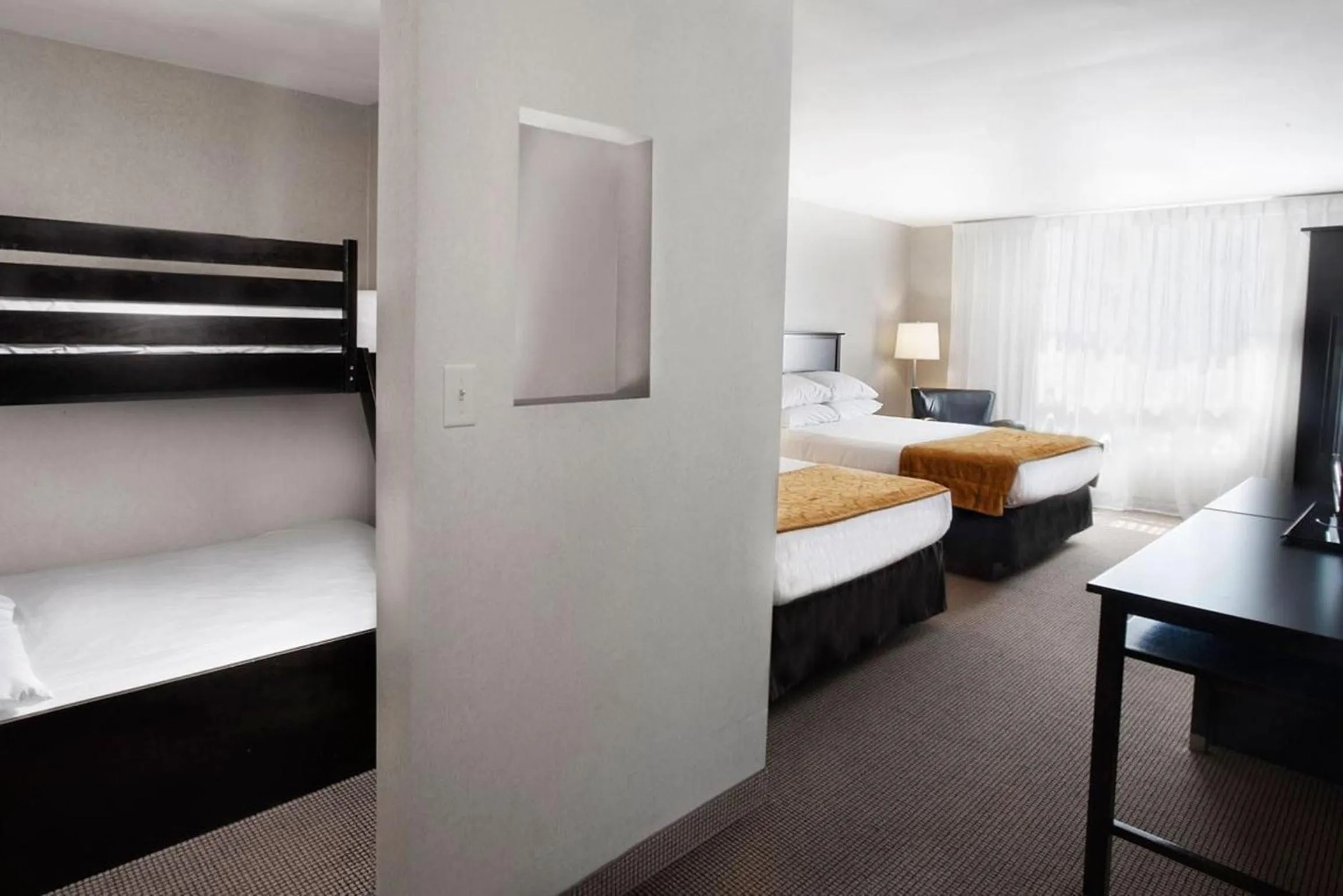 Bedroom, Bed in Skyline Hotel & Waterpark