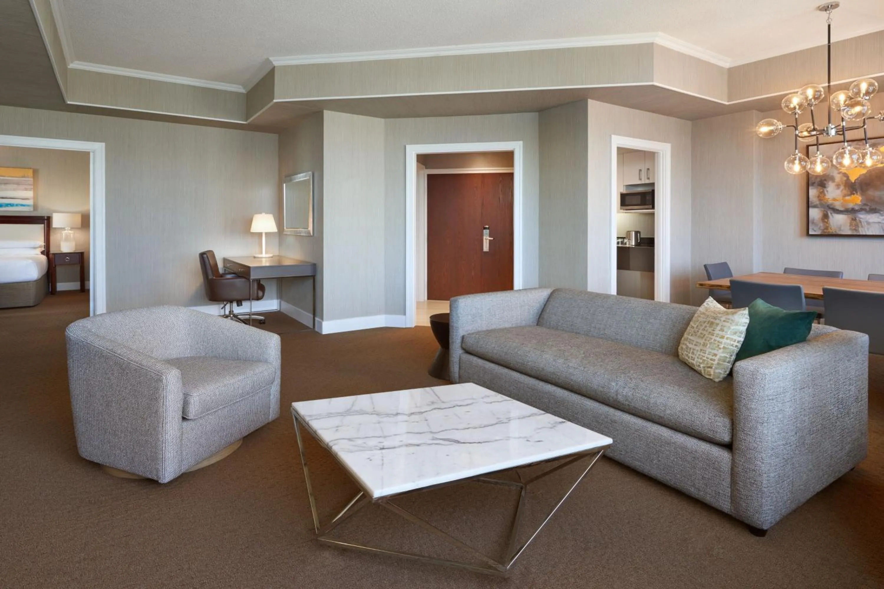 Living room in Sheraton Parkway Toronto North Hotel & Suites