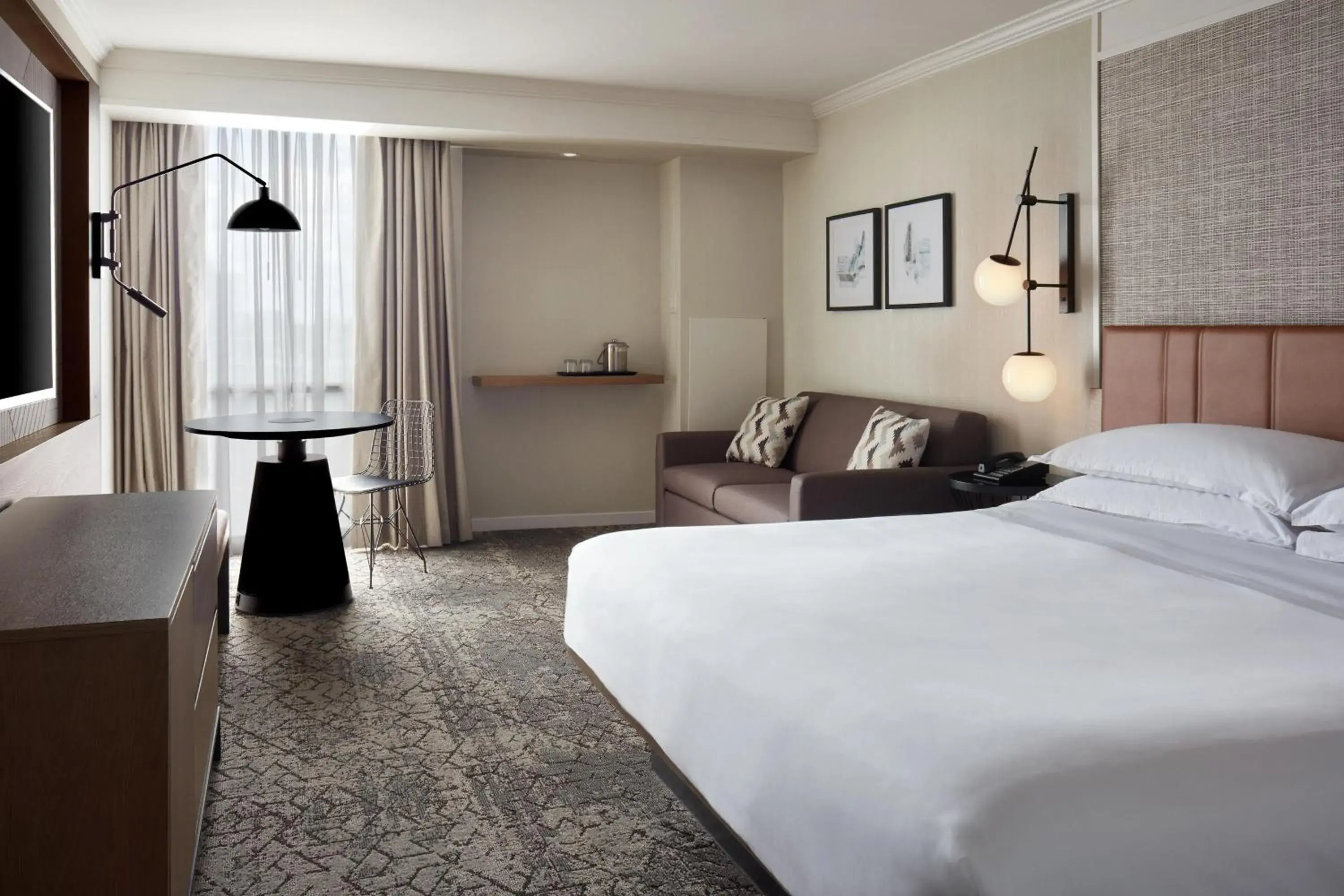 Superior Guest room with 1 King Bed in Sheraton Parkway Toronto North Hotel & Suites Superior Guest room with 1 King Bed in Sheraton Parkway Toronto North Hotel & Suites