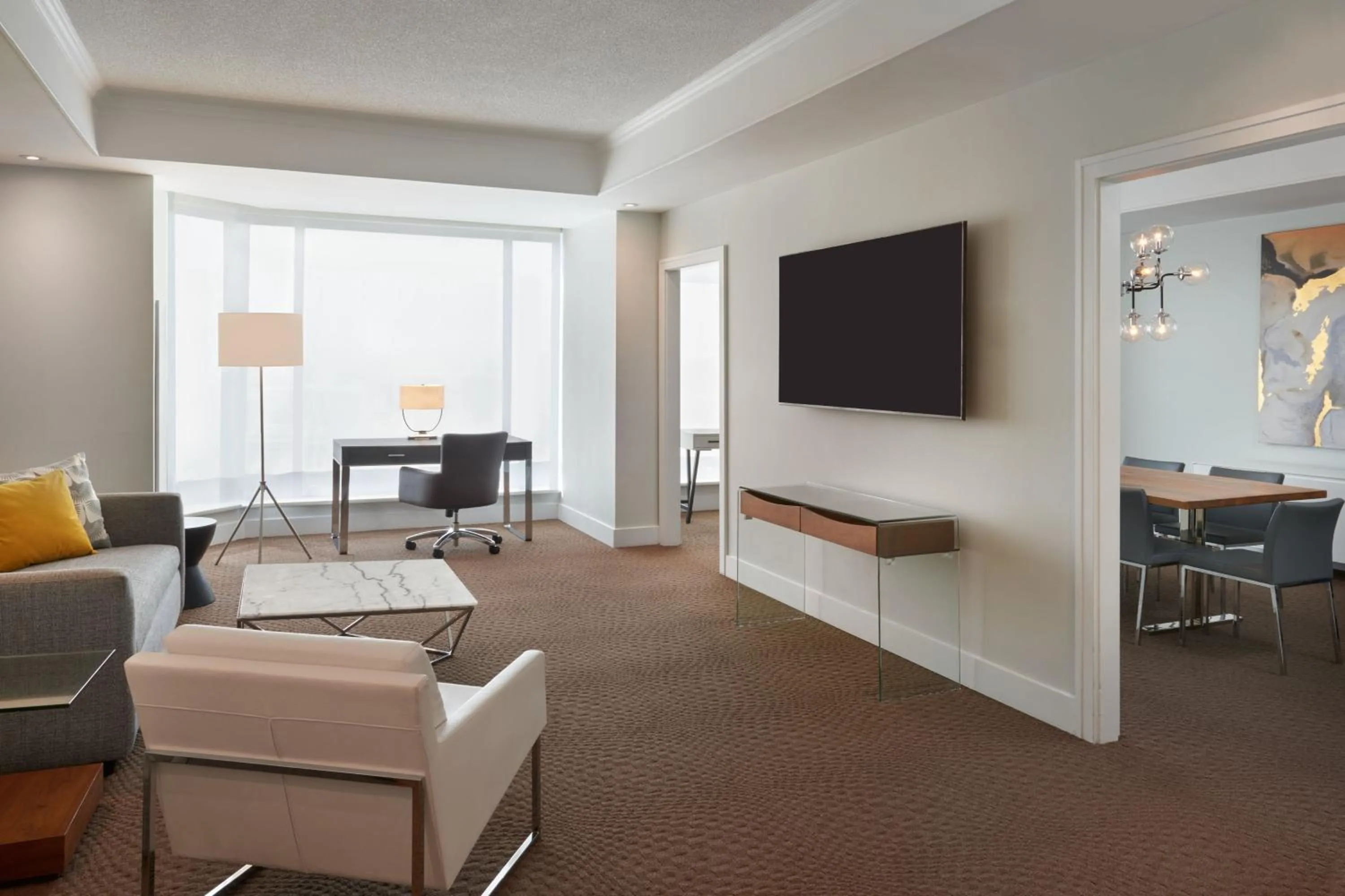 Living room in Sheraton Parkway Toronto North Hotel & Suites