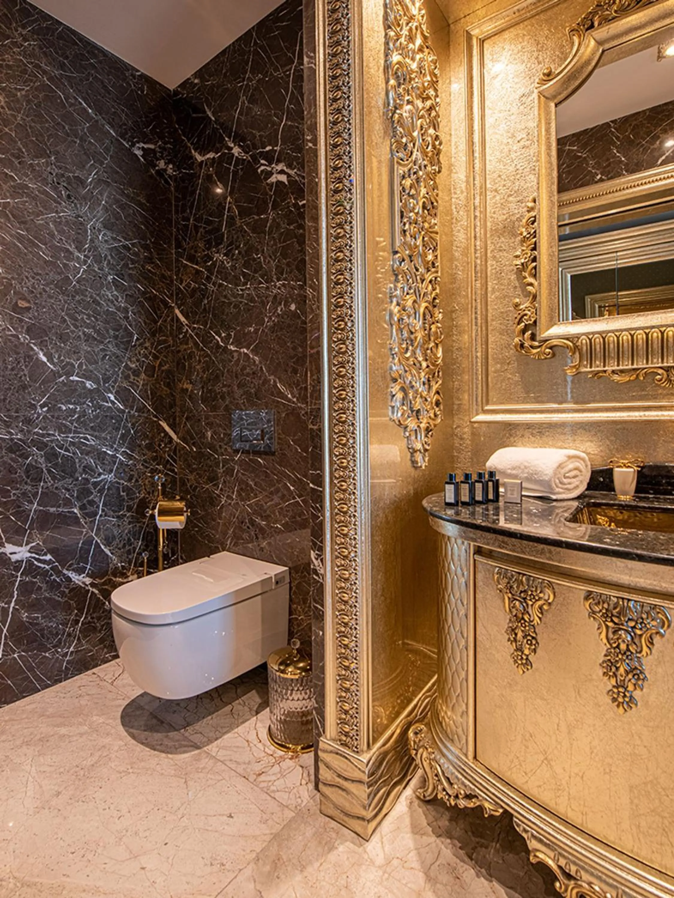 Bed in Les Ambassadeurs Hotel Casino&Marina