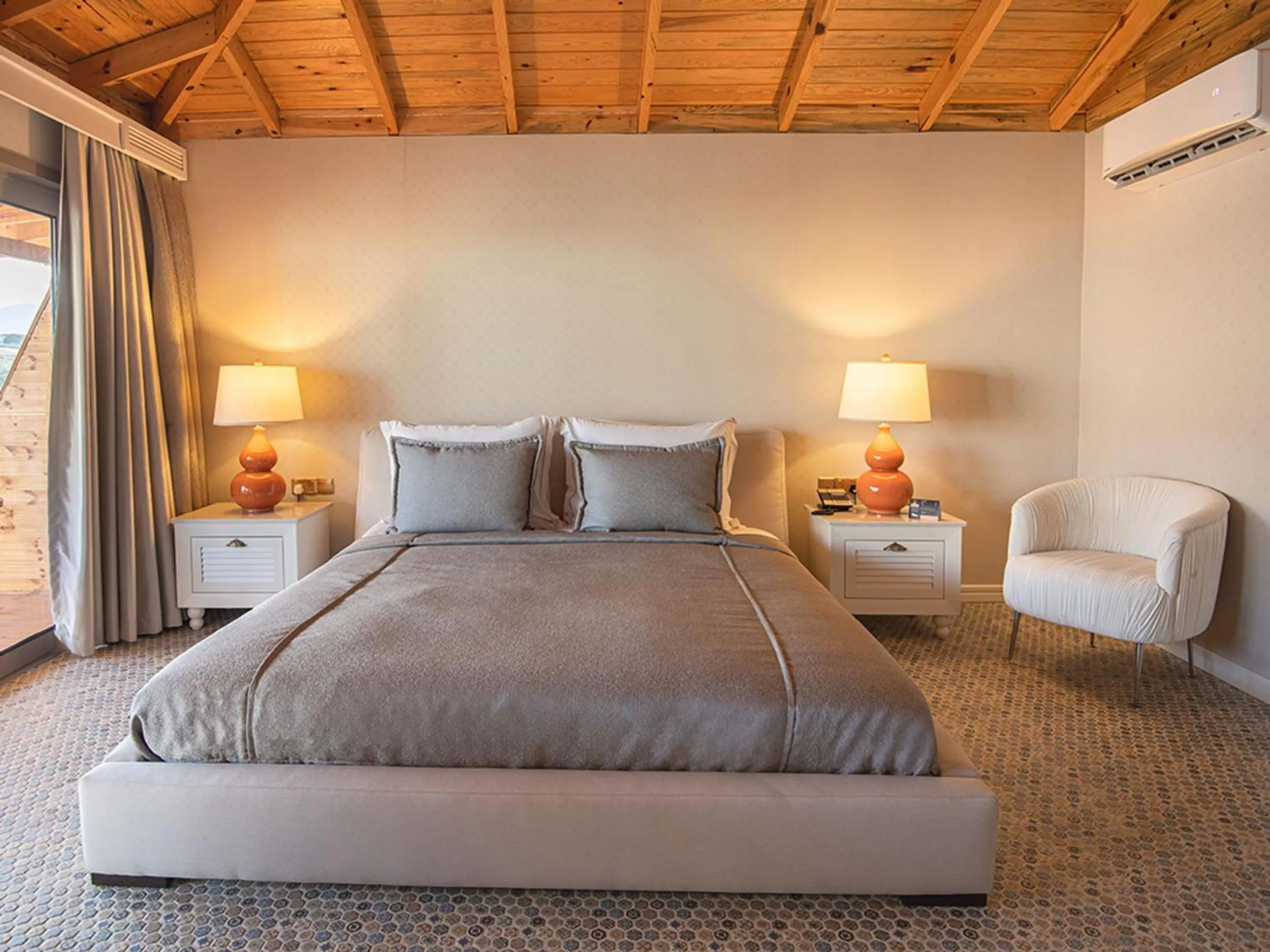 Bed in Les Ambassadeurs Hotel Casino&Marina