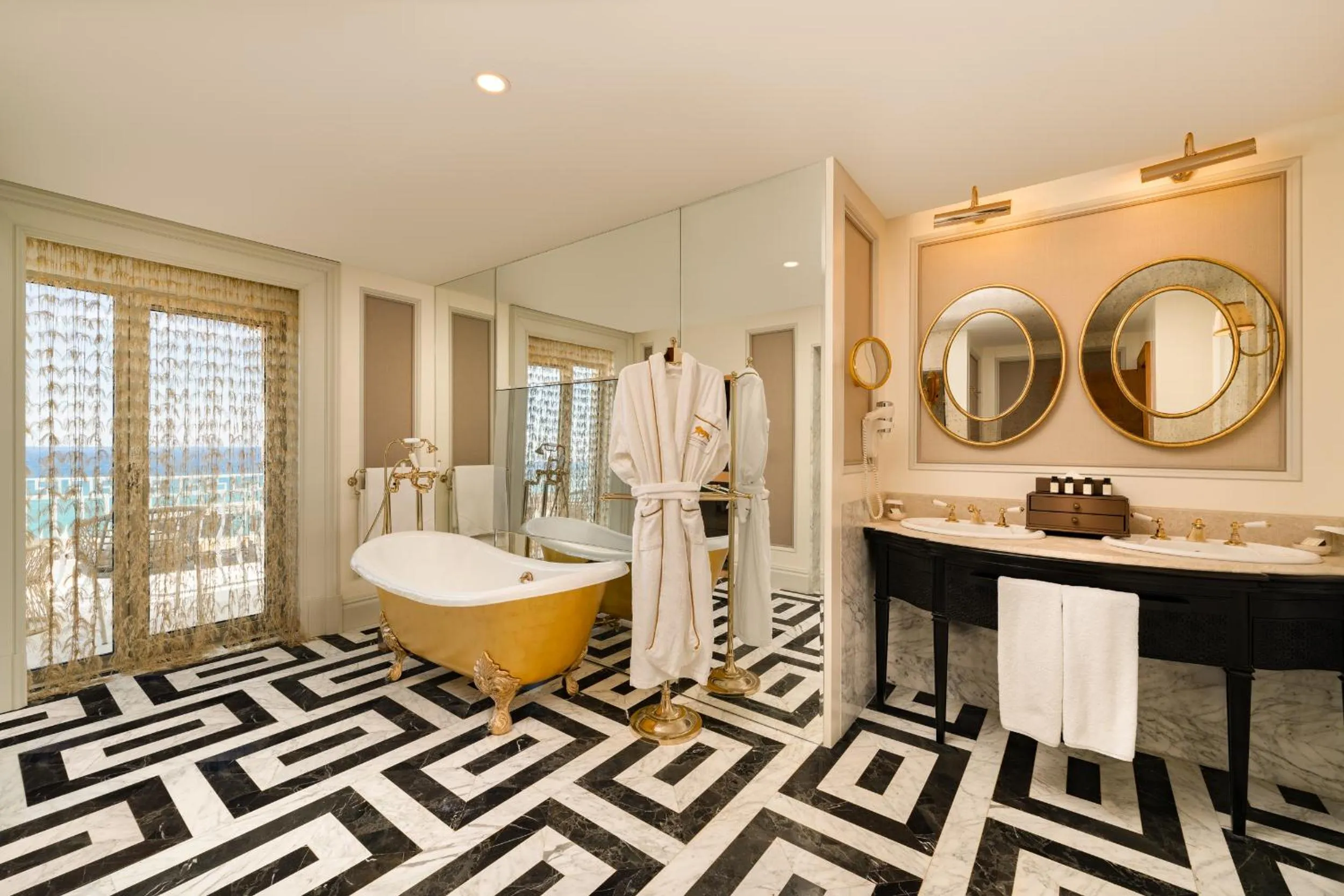 Bath in Les Ambassadeurs Hotel Casino&Marina