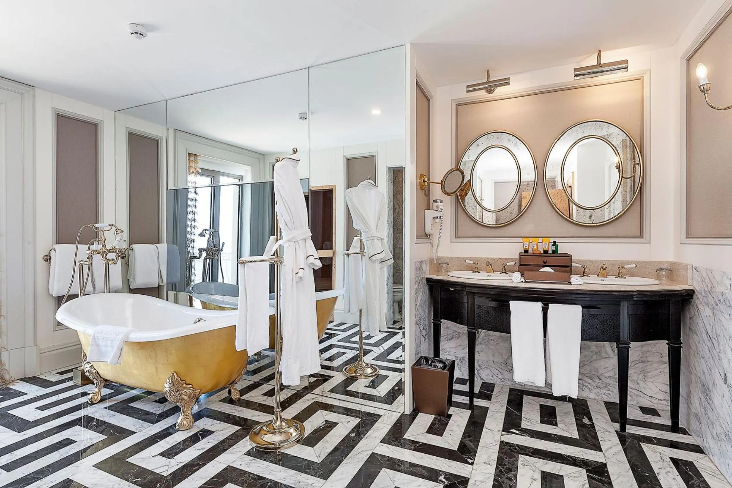 Bed in Les Ambassadeurs Hotel Casino&Marina