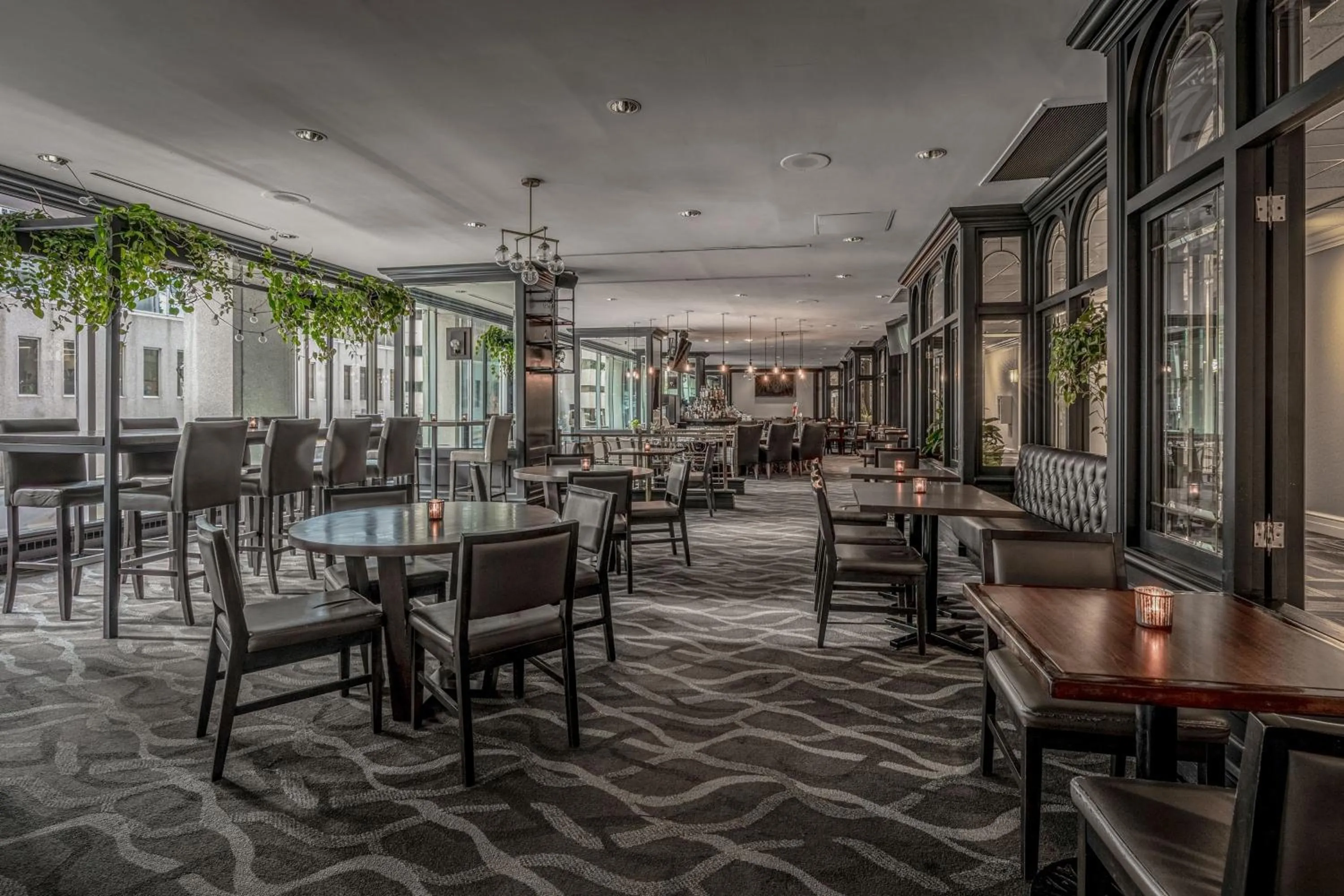 Lounge or bar in Delta Hotels by Marriott Montreal