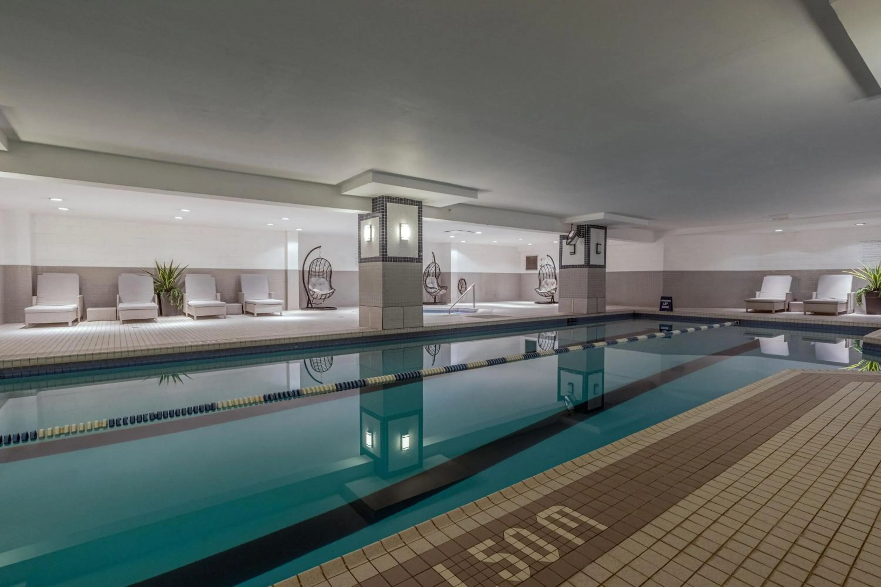 Swimming pool in Delta Hotels by Marriott Montreal