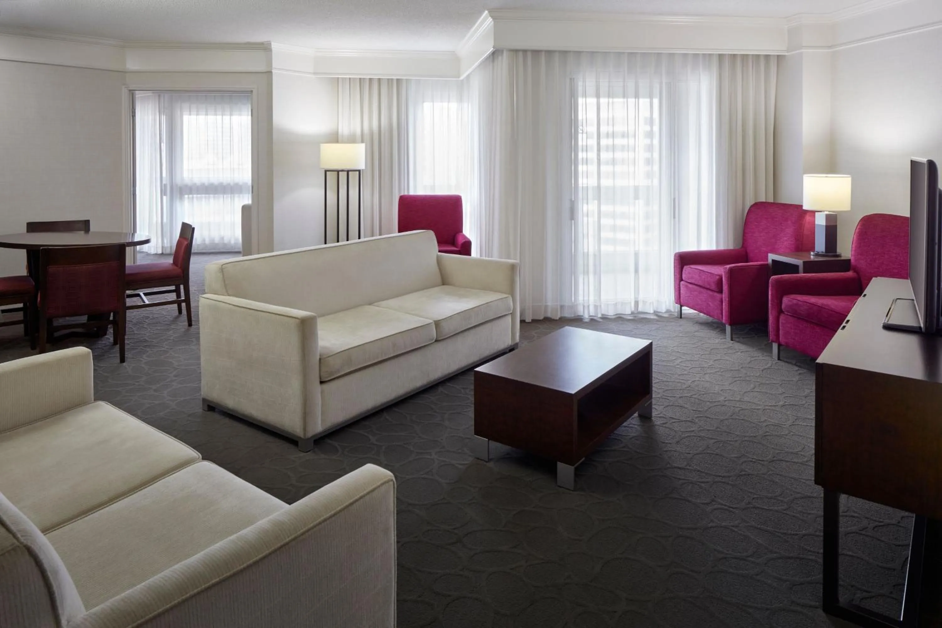 Living room in Delta Hotels by Marriott Montreal