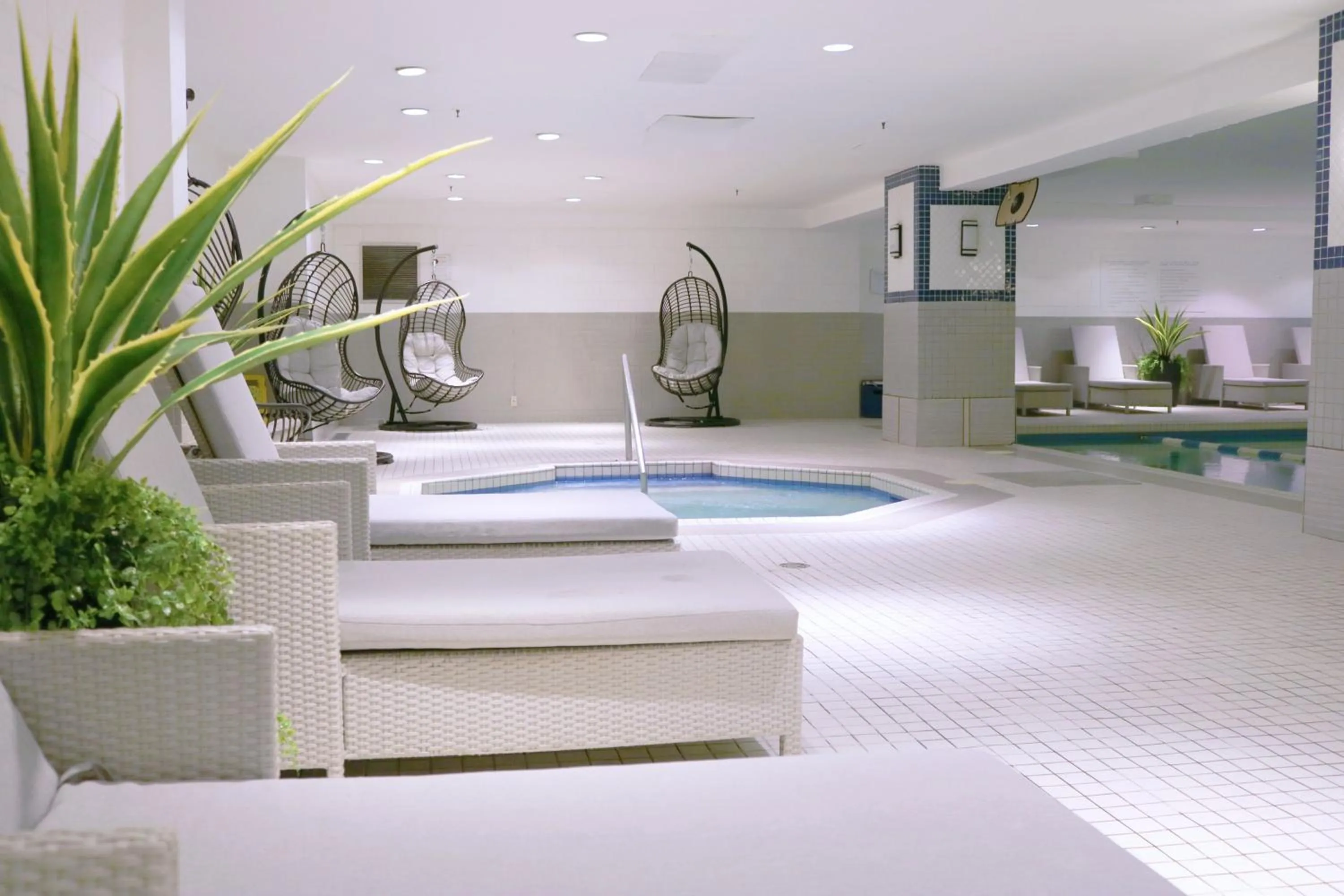 Swimming pool in Delta Hotels by Marriott Montreal