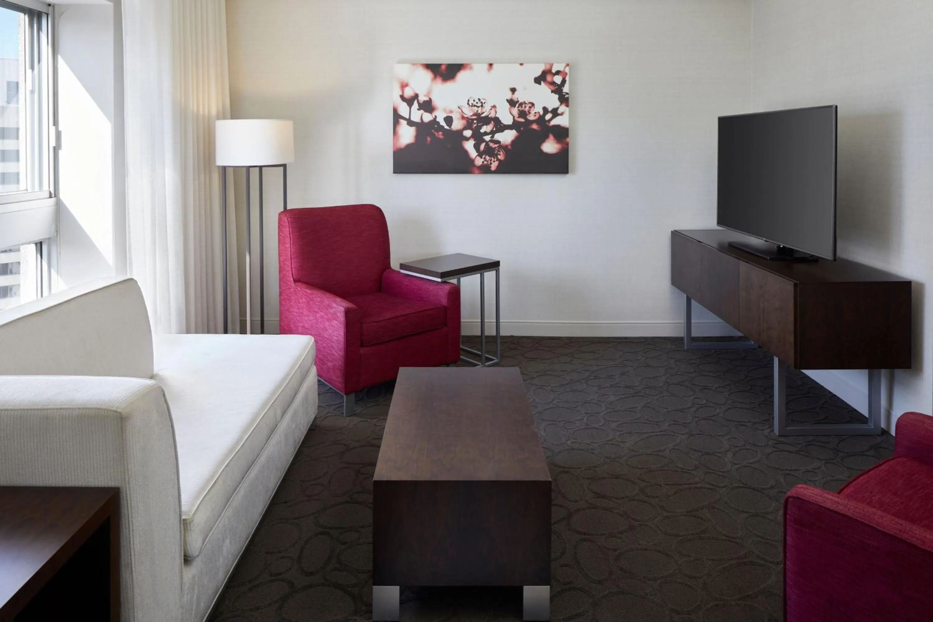Living room in Delta Hotels by Marriott Montreal