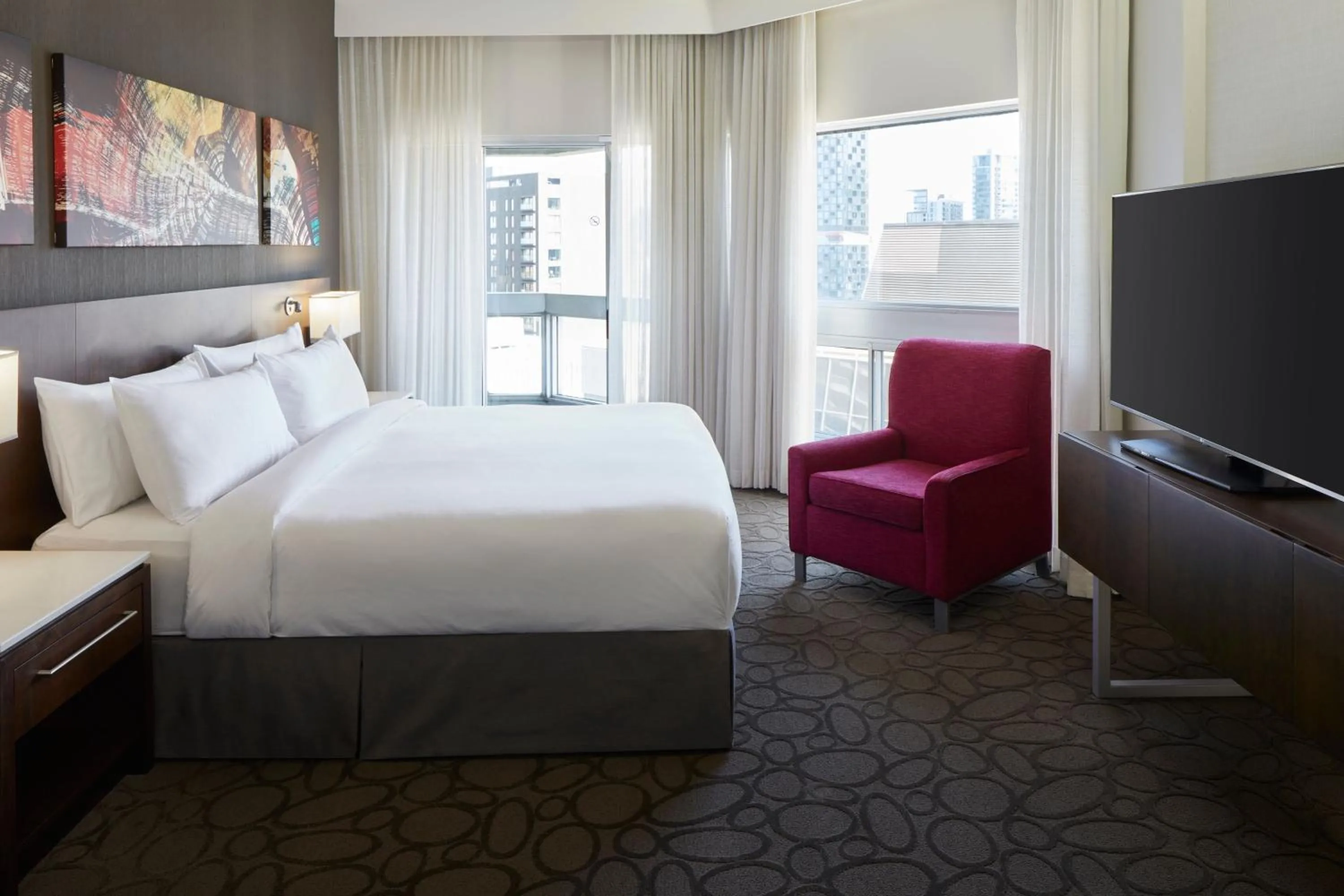 Photo of the whole room, Bed in Delta Hotels by Marriott Montreal