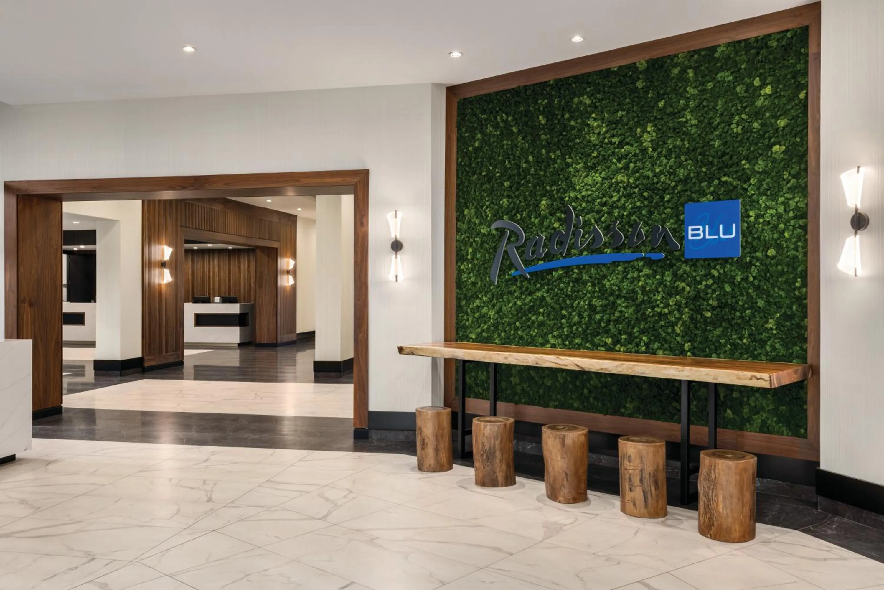 Facade/entrance in Radisson Blu Vancouver Airport Hotel & Marina