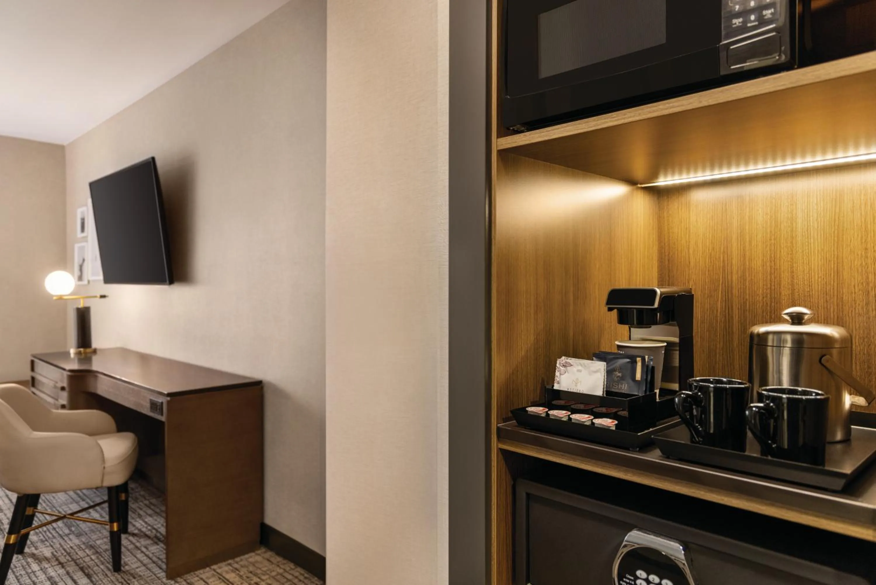 Coffee/tea facilities in Radisson Blu Vancouver Airport Hotel & Marina
