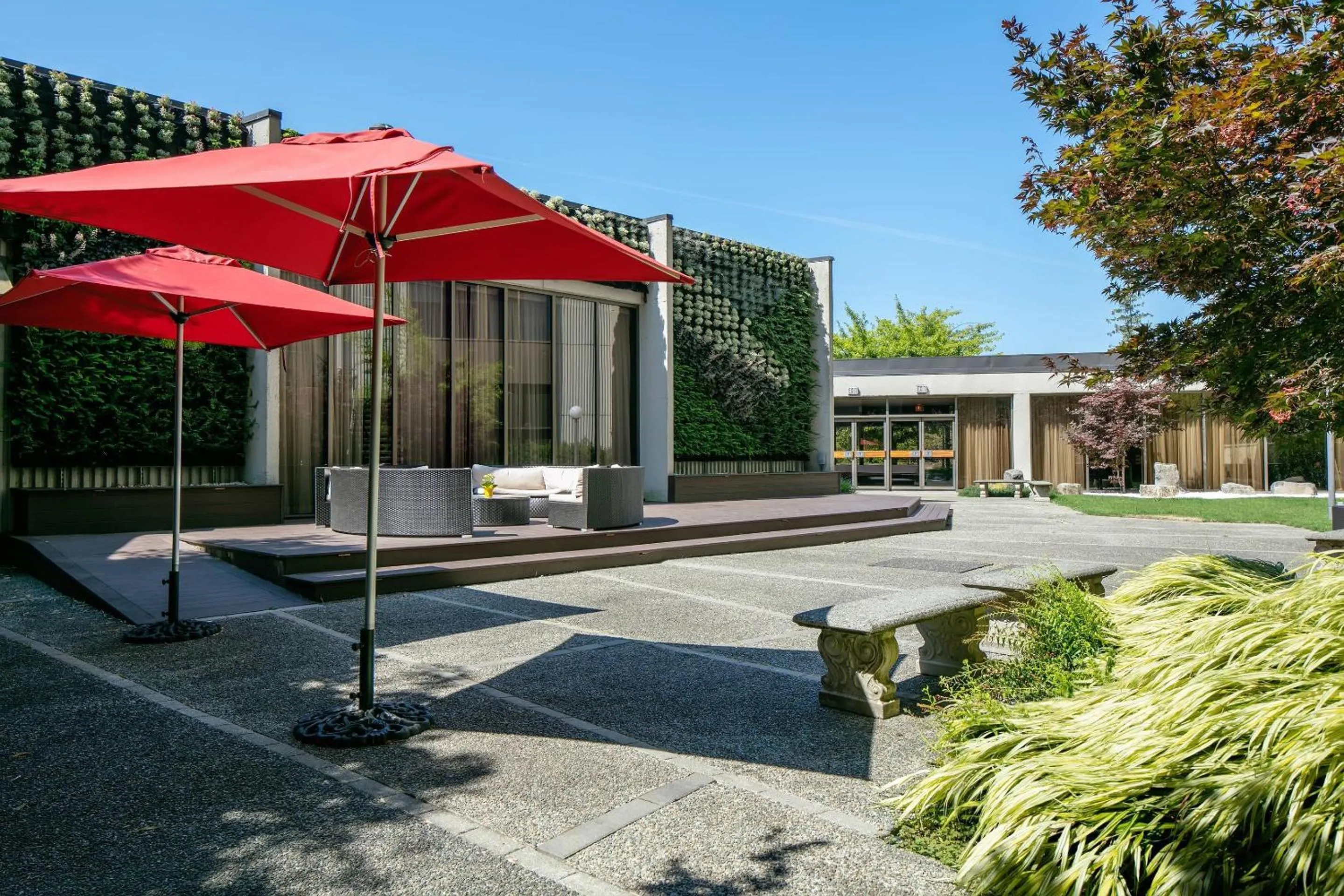 Property building in Radisson Blu Vancouver Airport Hotel & Marina