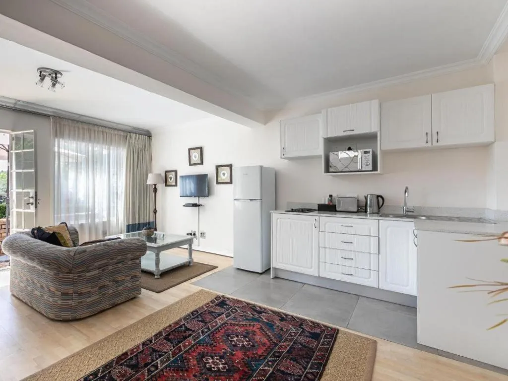 Kitchen or kitchenette in Emmarentia Guest House