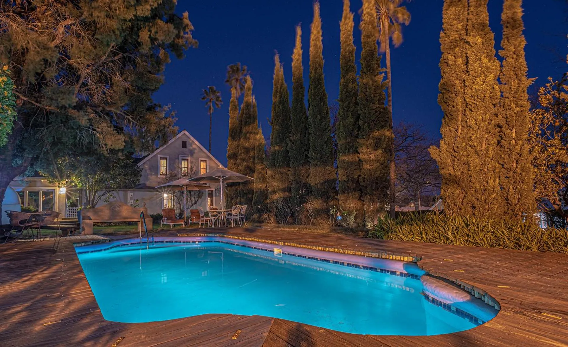 Pool view in De Oude Pastorie