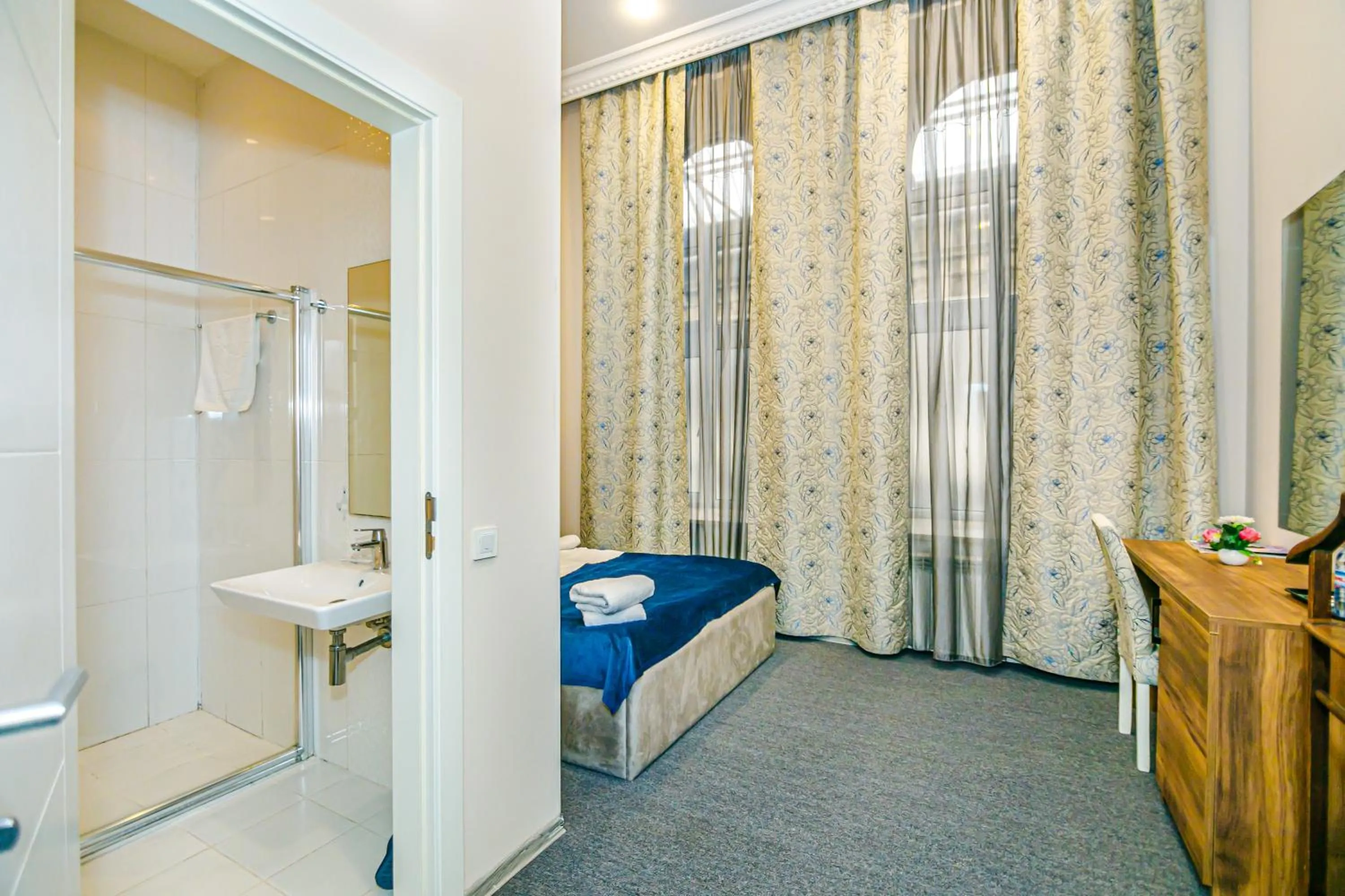 Bedroom in GREEN PARK iNN