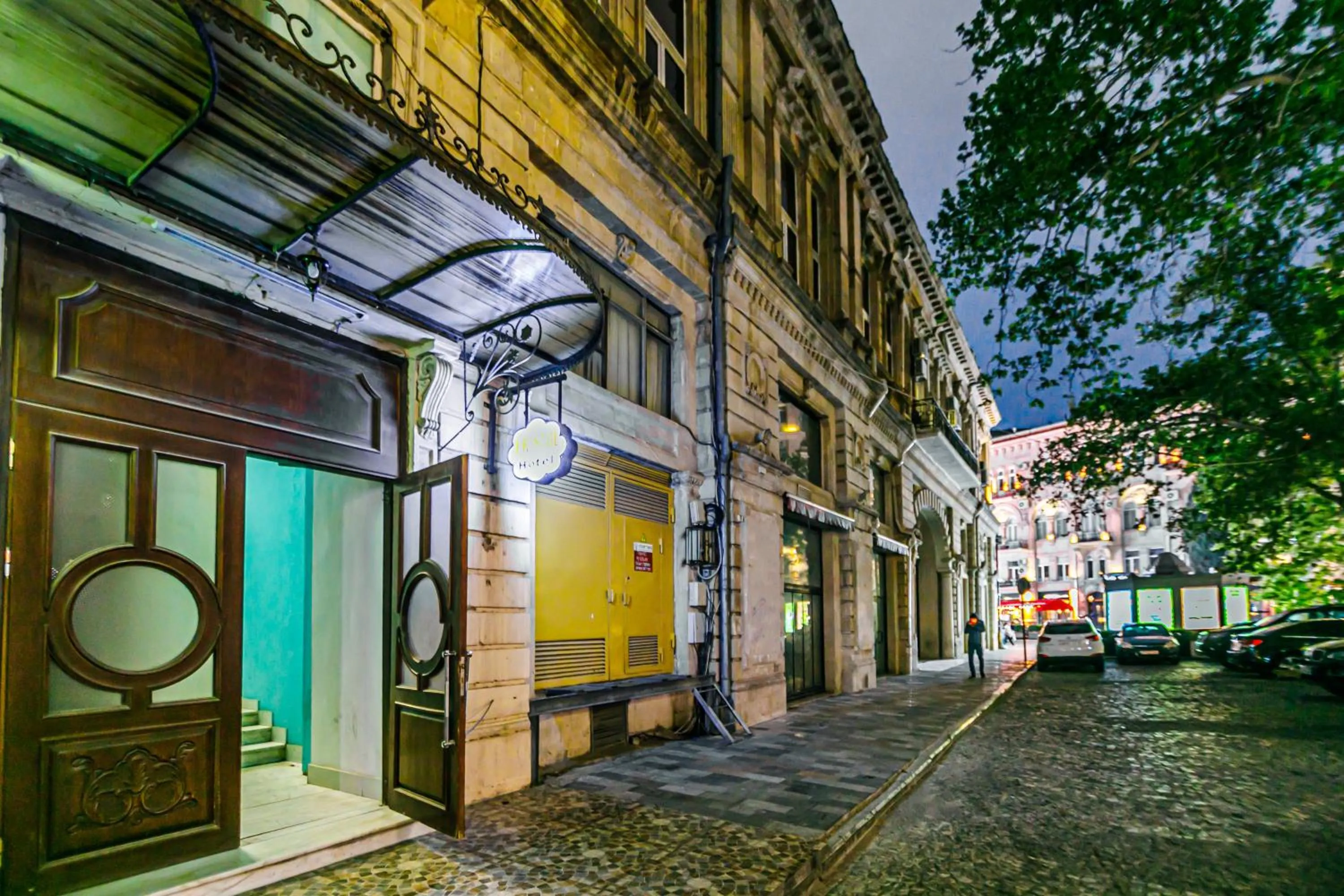 Property building in GREEN PARK iNN