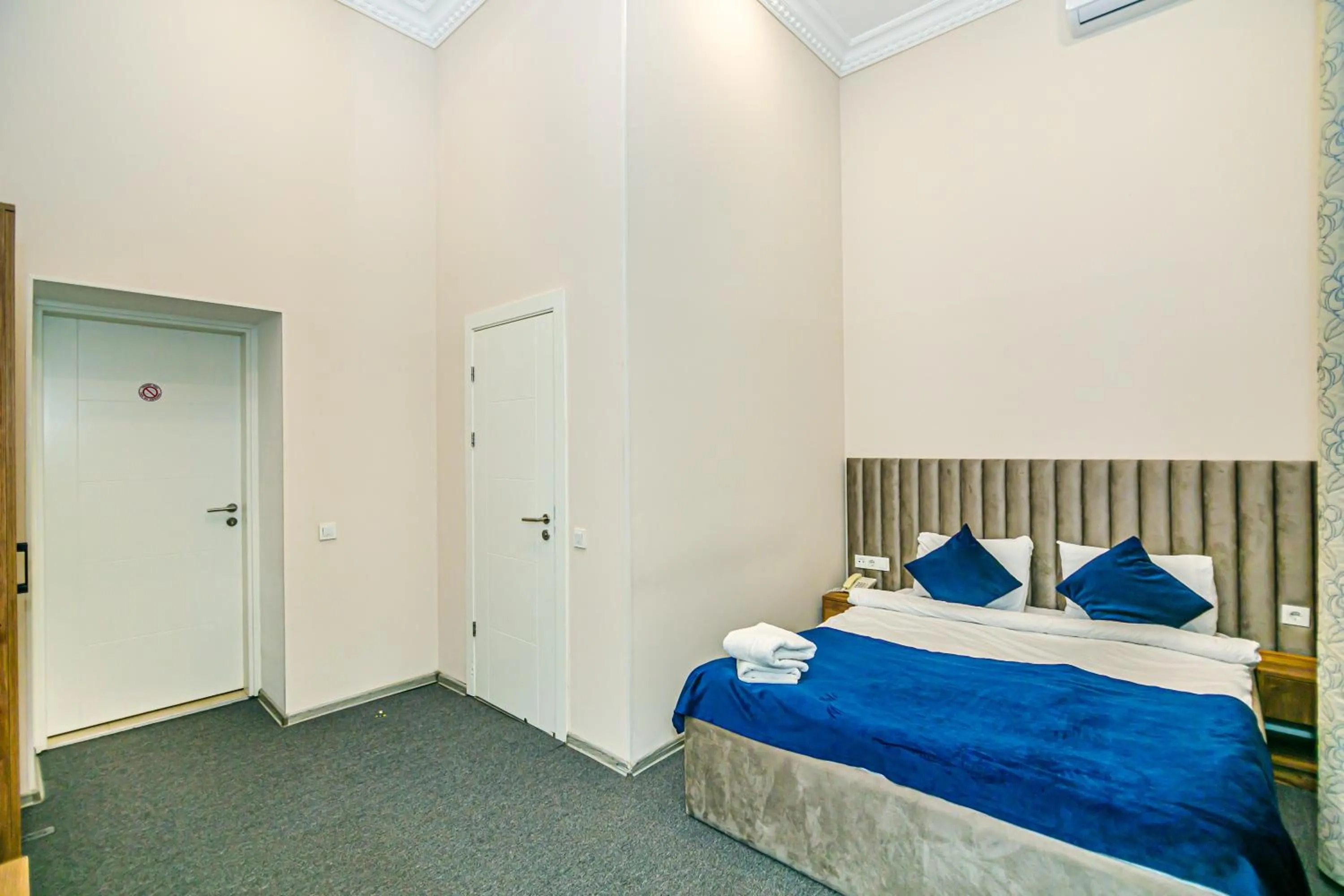 Photo of the whole room in GREEN PARK iNN