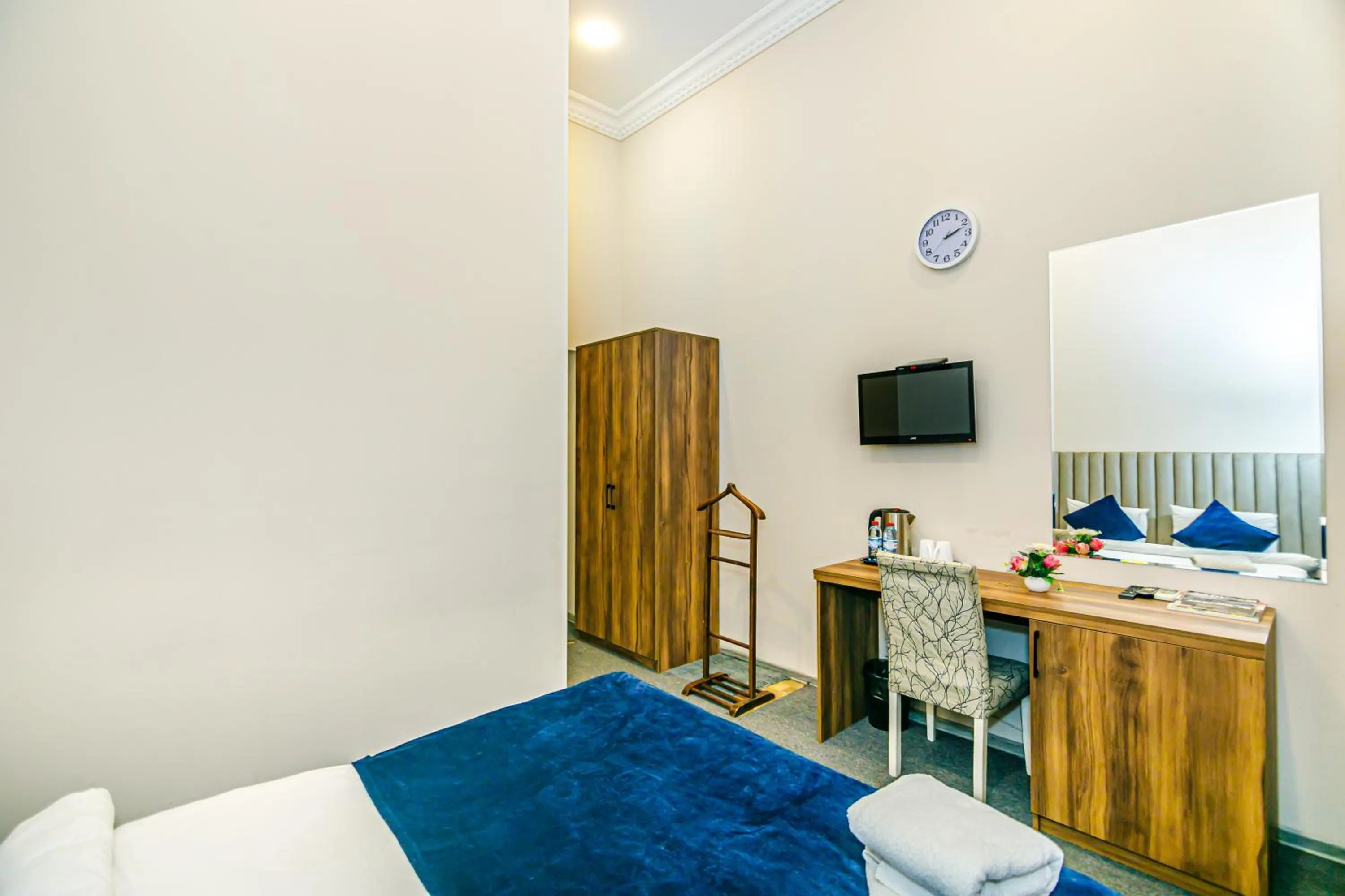 Photo of the whole room in GREEN PARK iNN