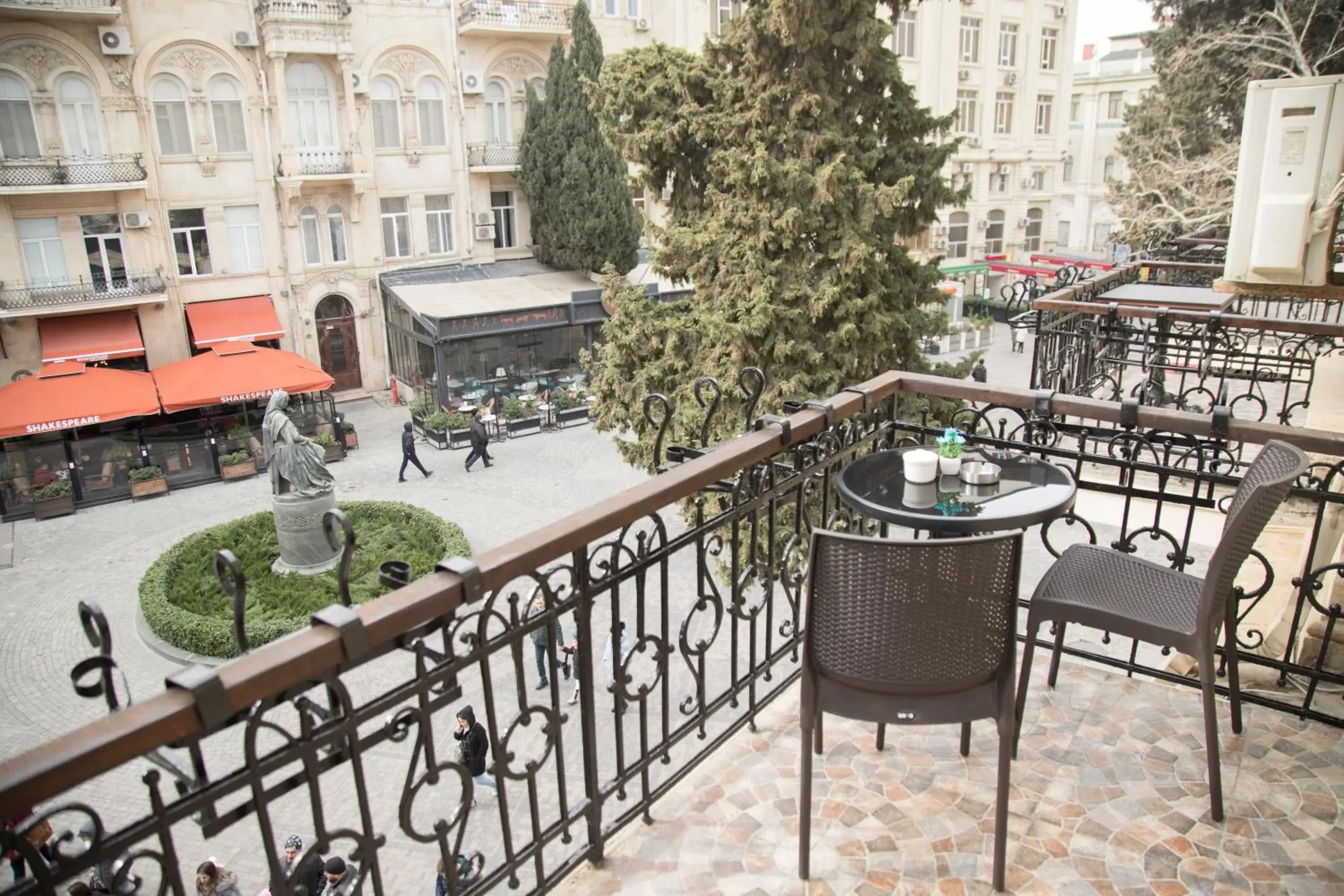 Twin Room with Balcony in Bristol Hotel Twin Room with Balcony in Bristol Hotel