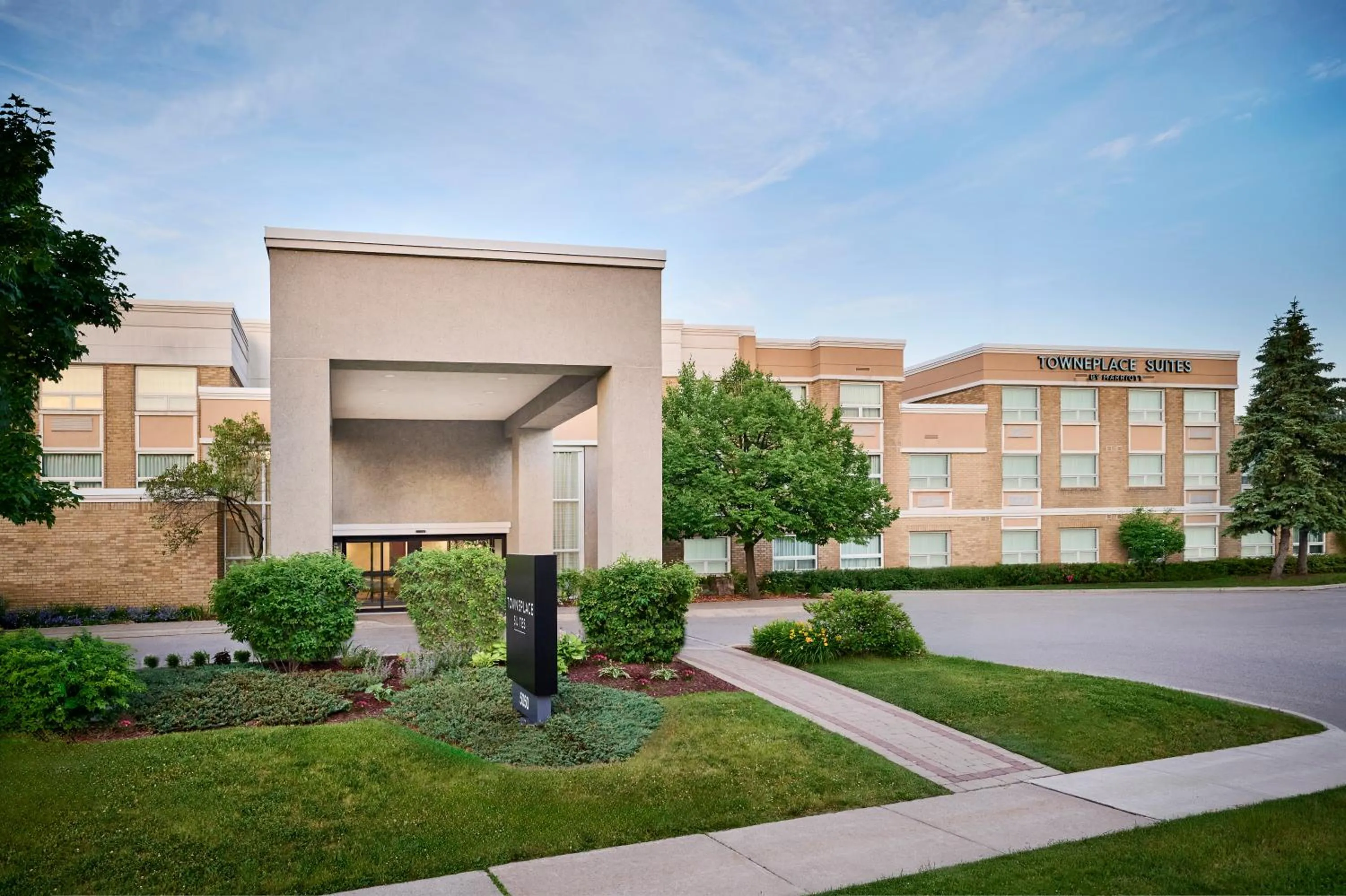 Property building in TownePlace Suites by Marriott Mississauga-Airport Corporate Centre